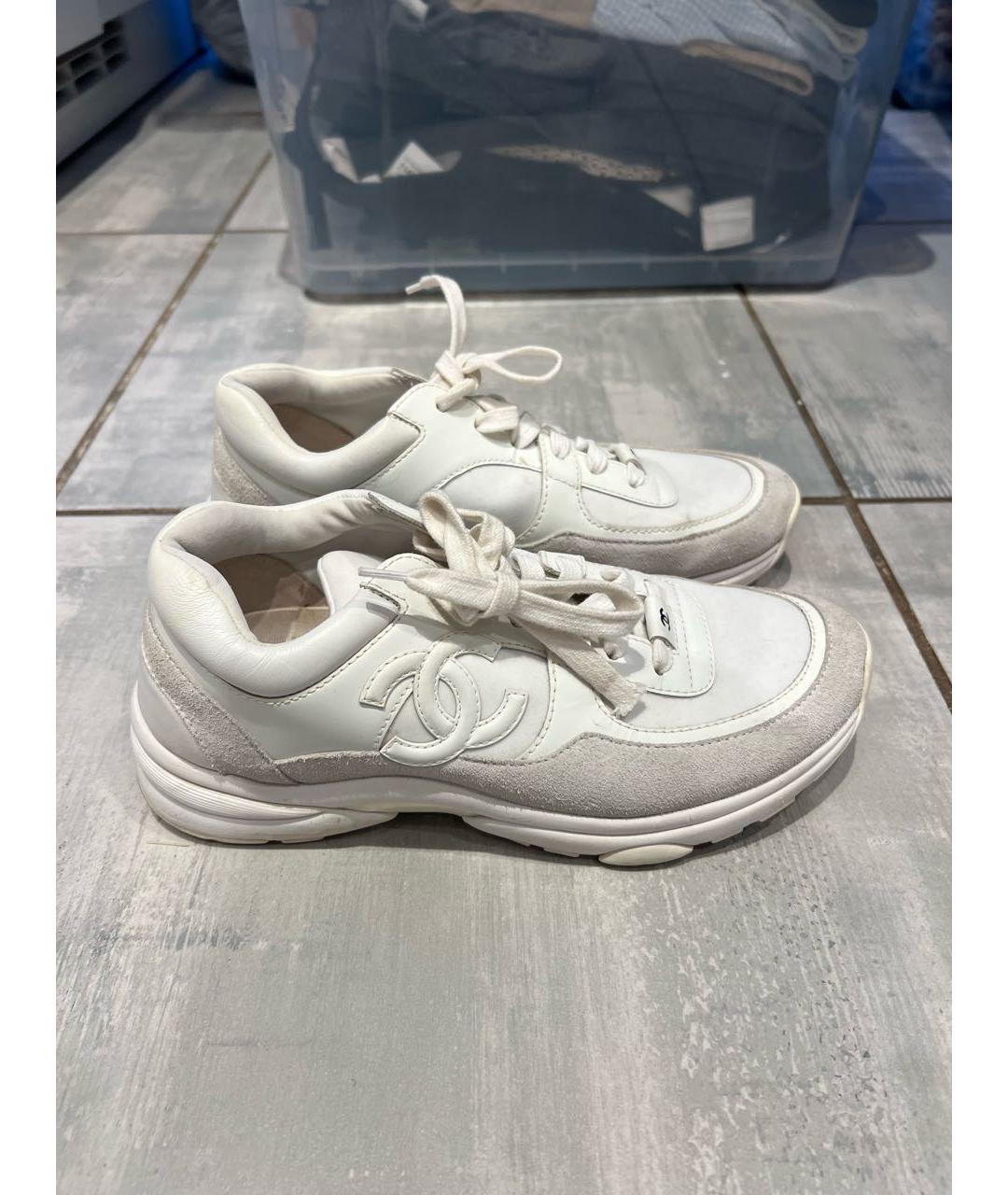 CHANEL PRE-OWNED Белые замшевые кроссовки, фото 8