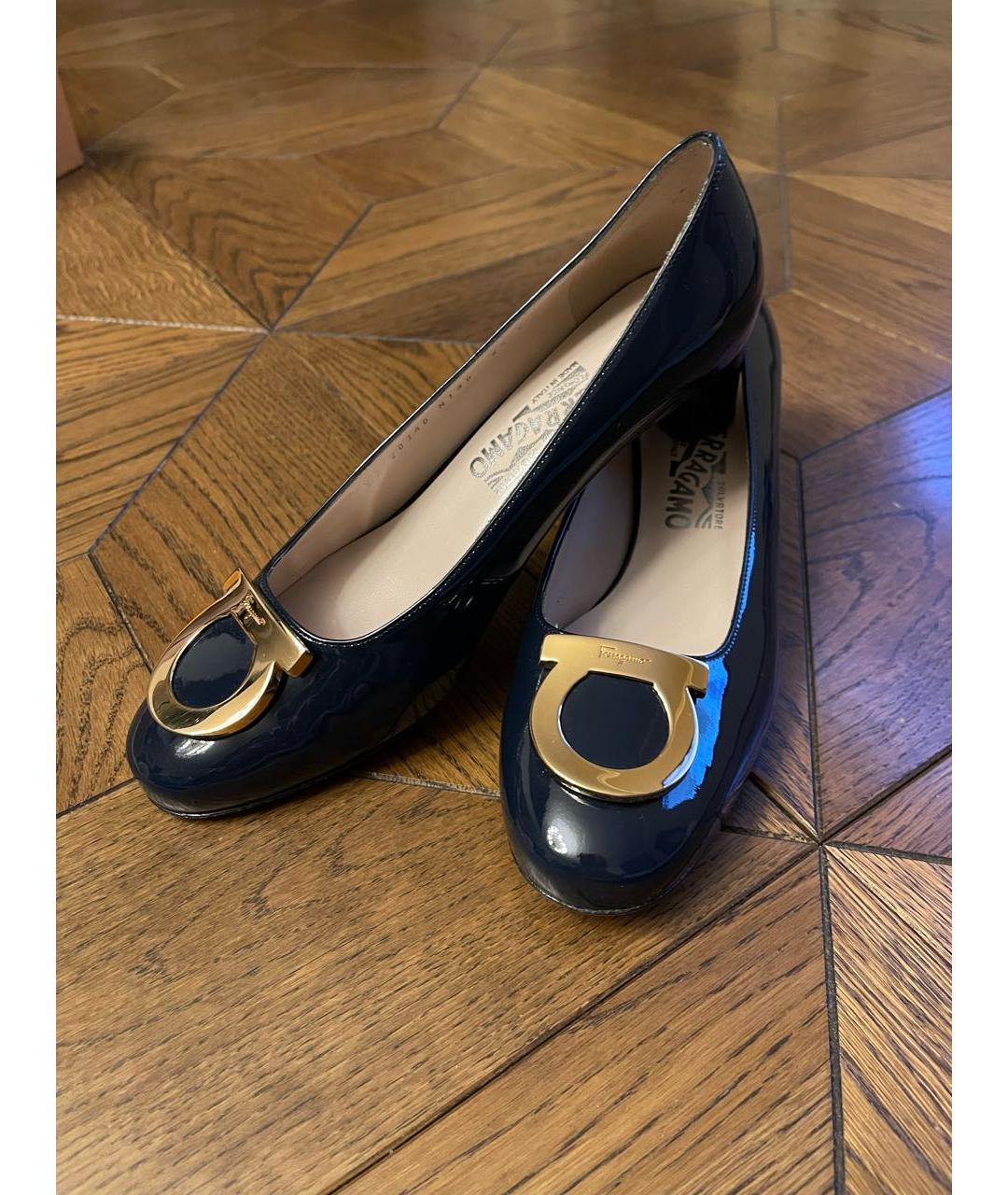 SALVATORE FERRAGAMO Темно-синие туфли из лакированной кожи, фото 3