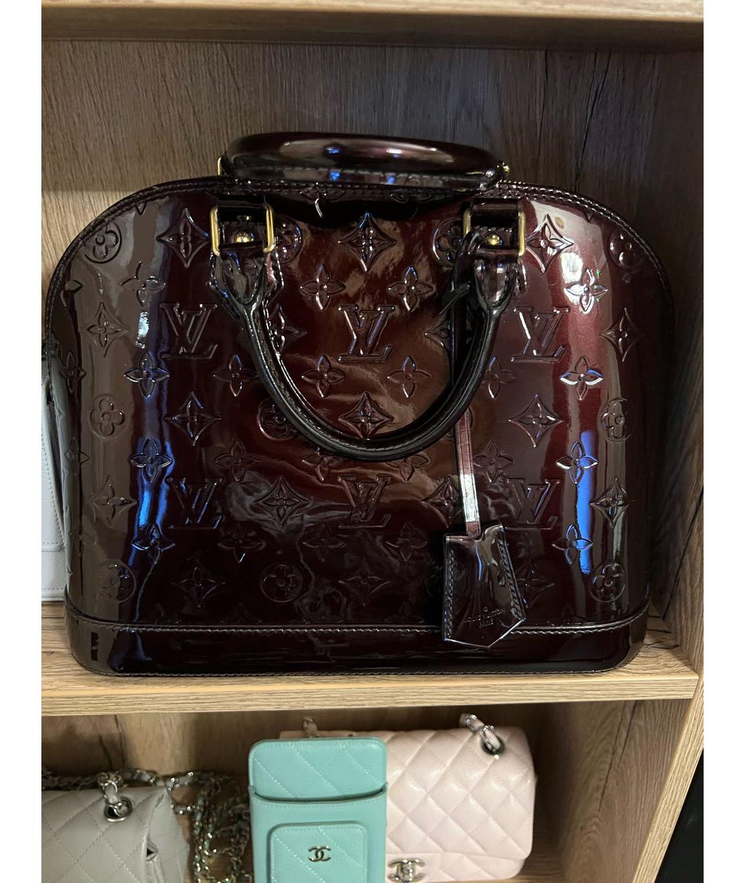 LOUIS VUITTON PRE-OWNED Бордовая сумка с короткими ручками из лакированной кожи, фото 2