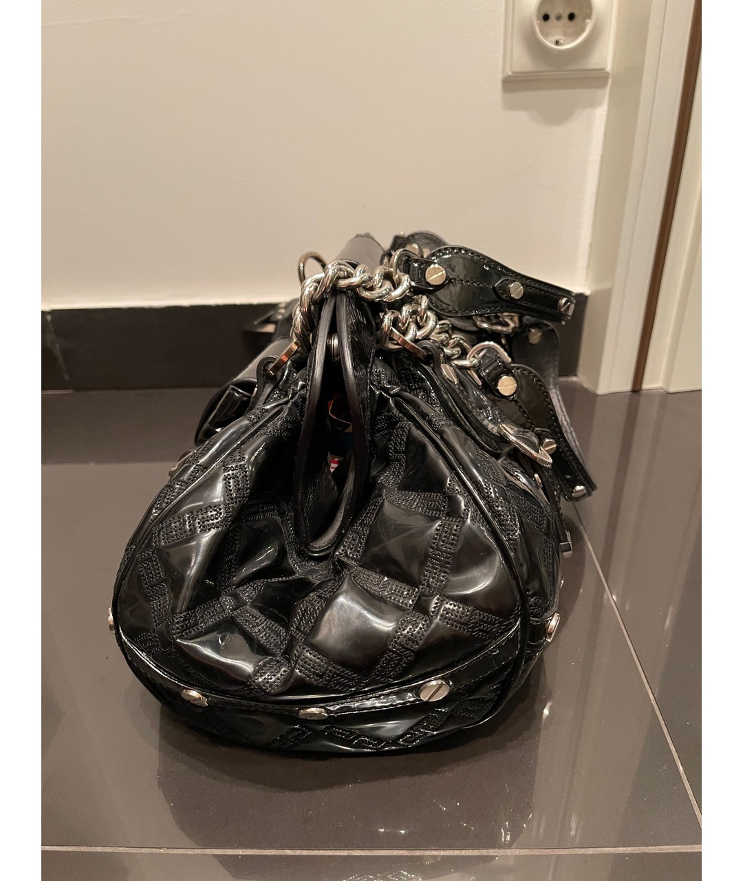 VERSACE Черная сумка тоут из лакированной кожи, фото 2