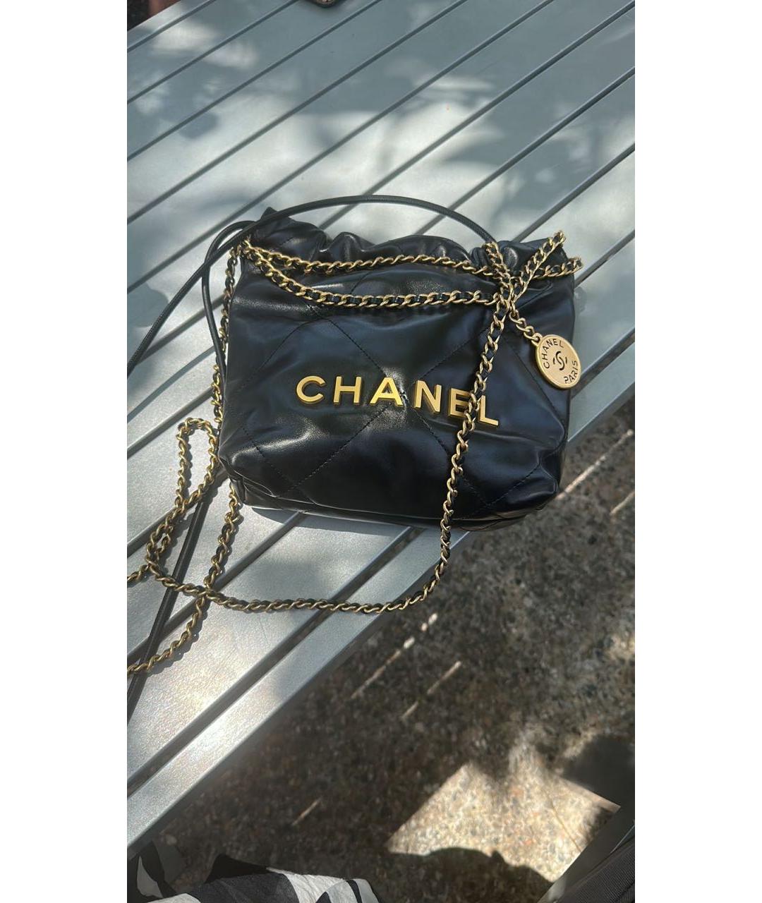 CHANEL PRE-OWNED Черная кожаная сумка через плечо 22 для женщин – купить в  интернет магазине с доставкой