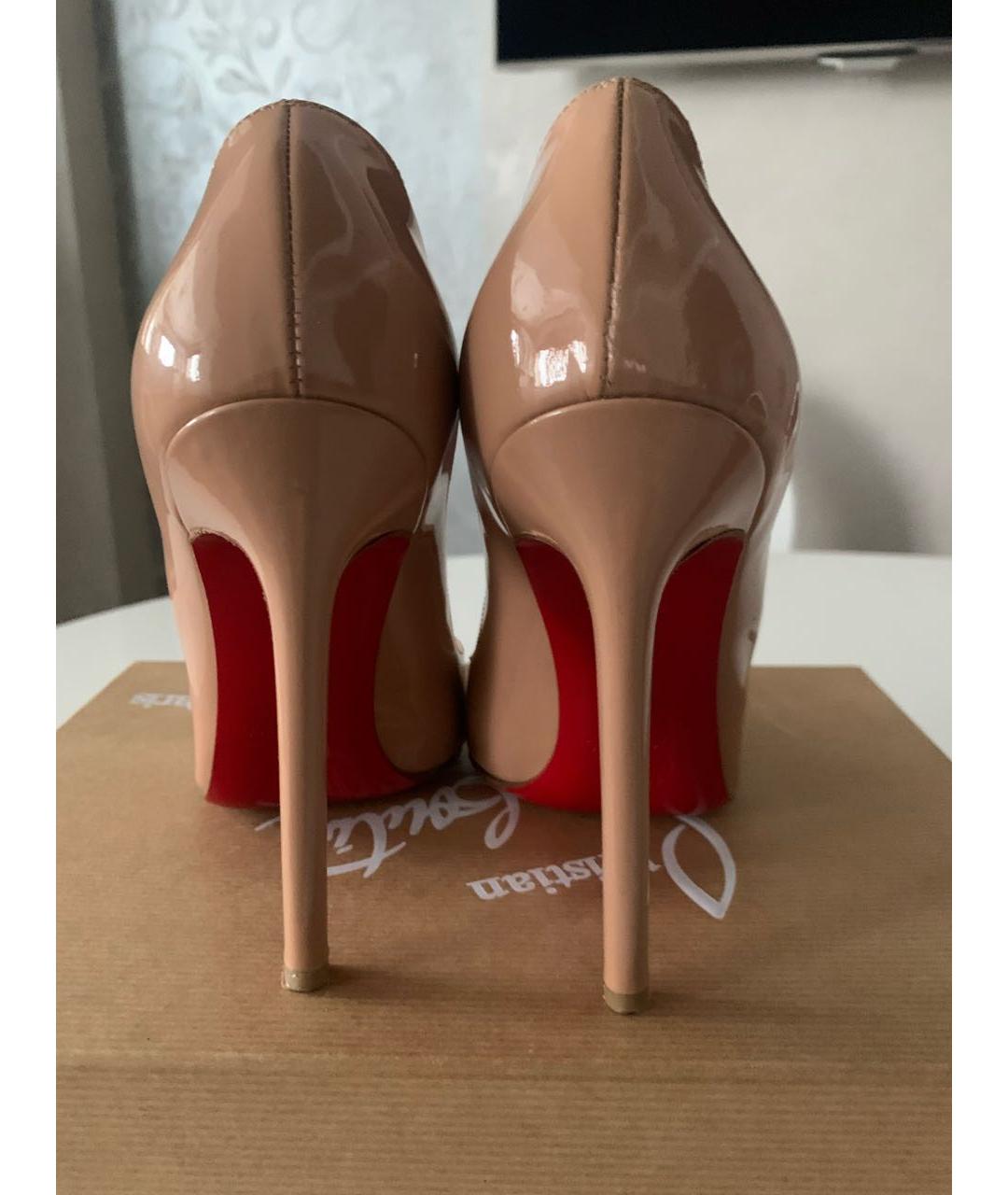 CHRISTIAN LOUBOUTIN Бежевые туфли из лакированной кожи, фото 6