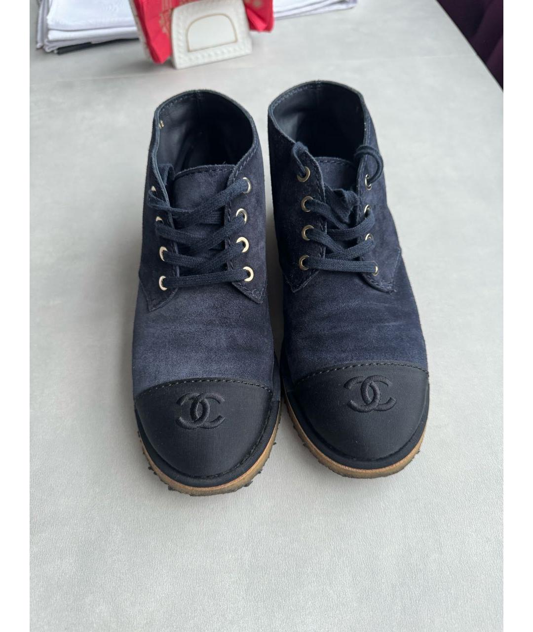 CHANEL Темно-синие замшевые ботинки, фото 2