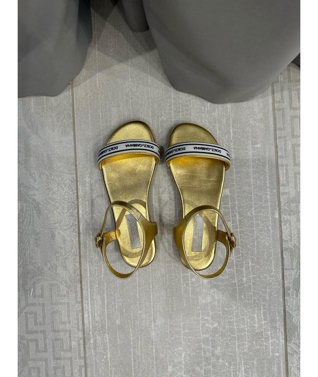 DOLCE & GABBANA KIDS Золотые кожаные сандалии и шлепанцы, фото 3