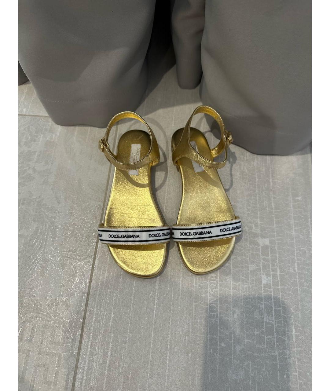 DOLCE & GABBANA KIDS Золотые кожаные сандалии и шлепанцы, фото 2