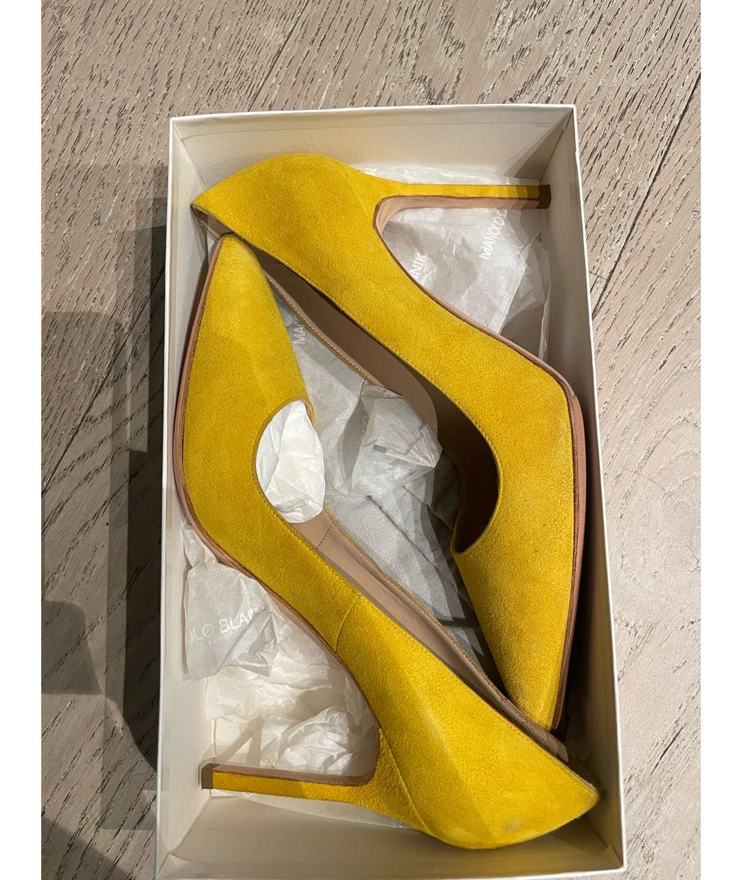 MANOLO BLAHNIK Желтые замшевые туфли, фото 3