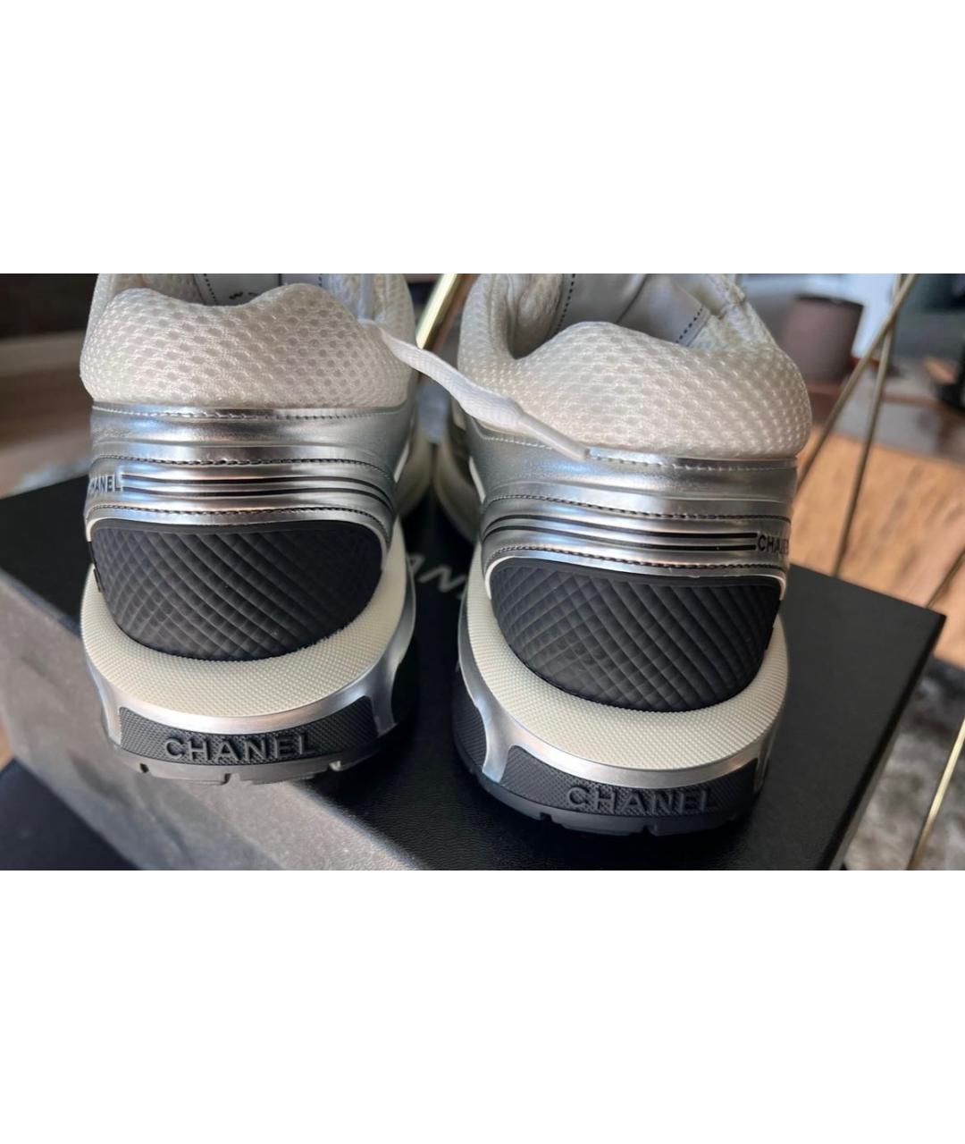CHANEL PRE-OWNED Серебряные текстильные кроссовки, фото 4