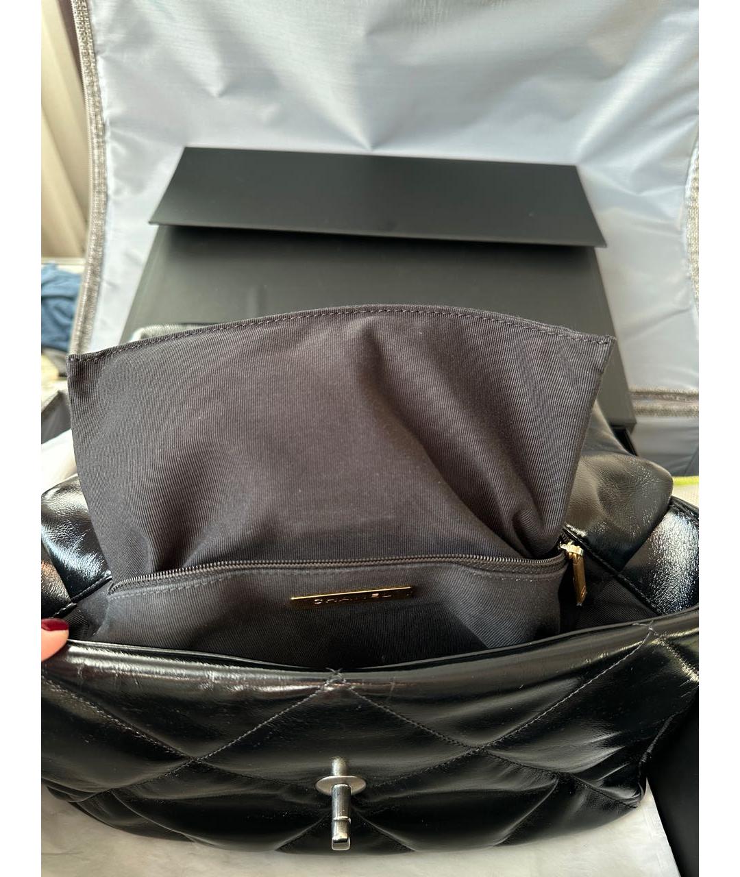 CHANEL PRE-OWNED Черная сумка через плечо из лакированной кожи, фото 5
