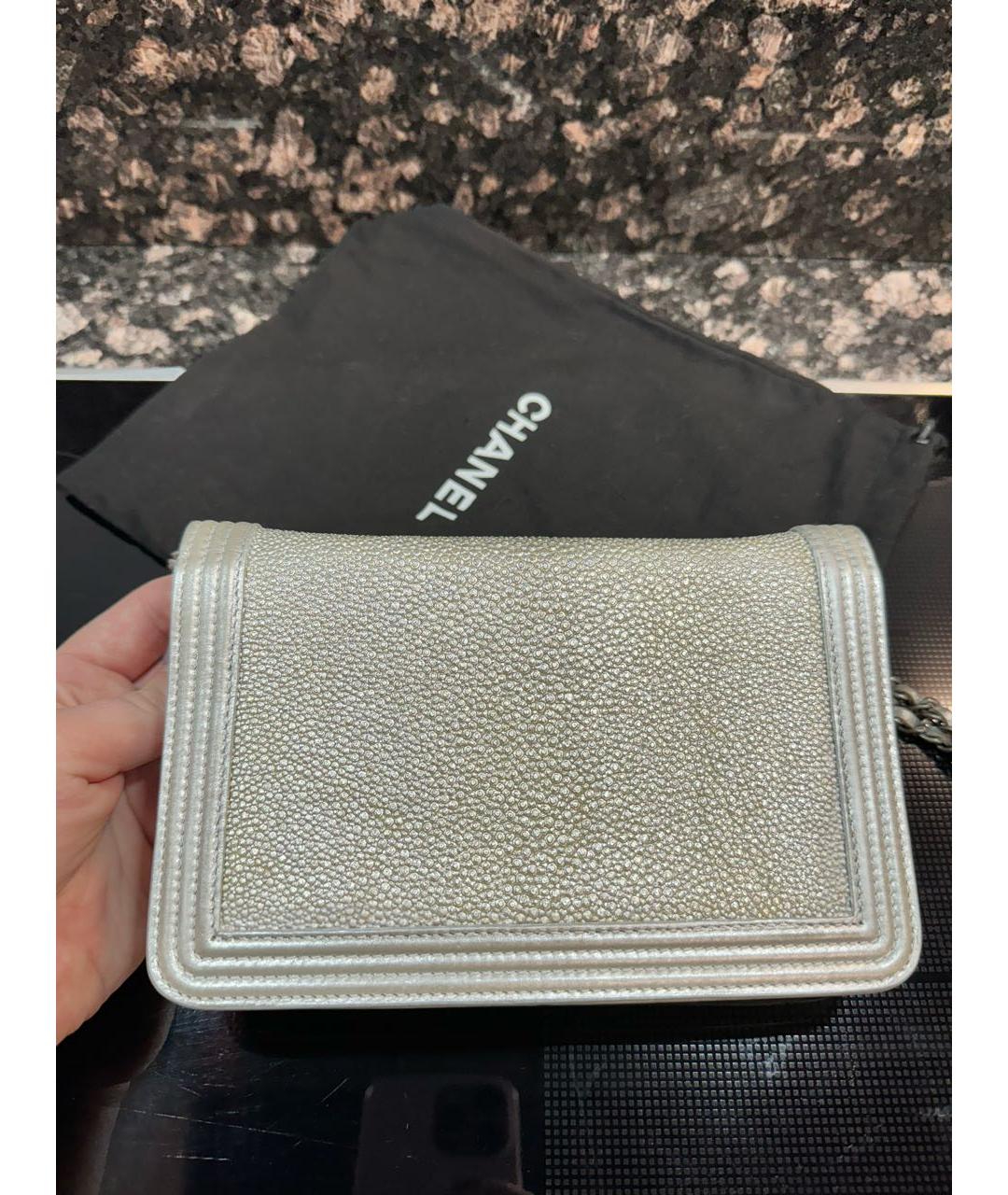CHANEL Серебряная сумка через плечо из экзотической кожи, фото 3