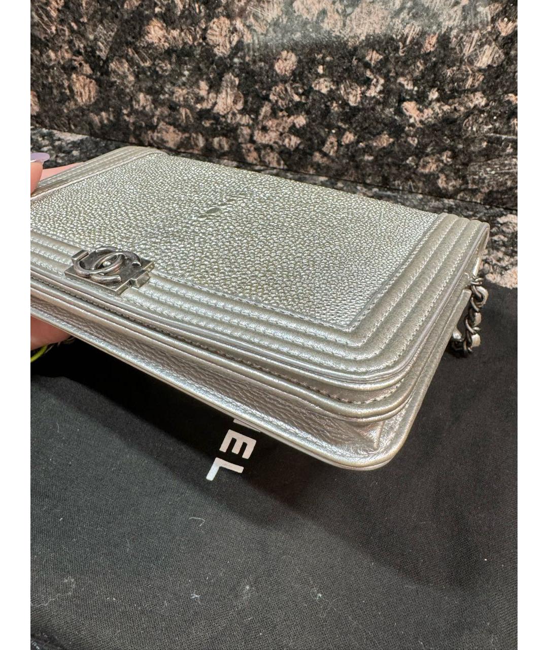 CHANEL Серебряная сумка через плечо из экзотической кожи, фото 5