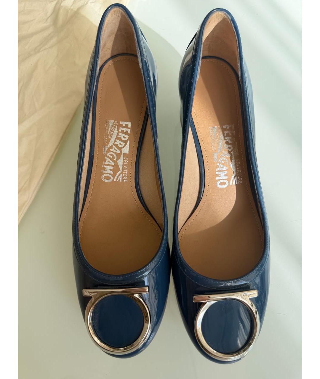 FERRAGAMO Темно-синие лодочки на низком каблуке из лакированной кожи, фото 6
