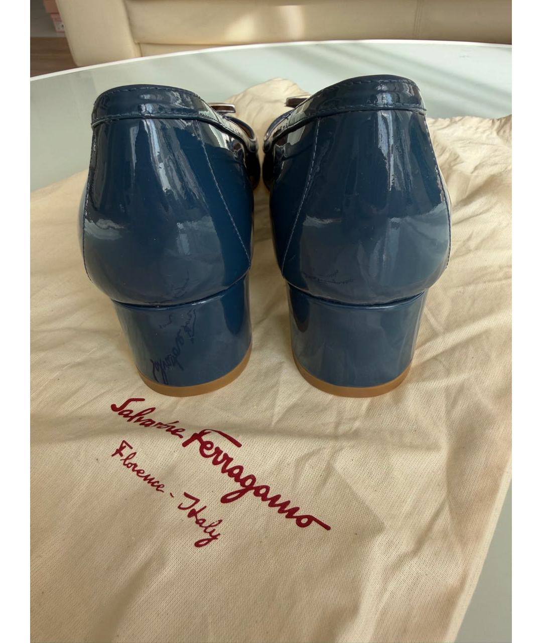 FERRAGAMO Темно-синие лодочки на низком каблуке из лакированной кожи, фото 5