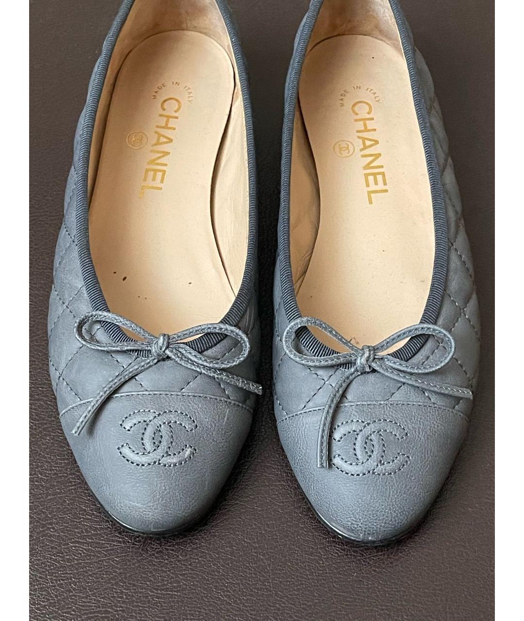 CHANEL PRE-OWNED Серые кожаные балетки, фото 2