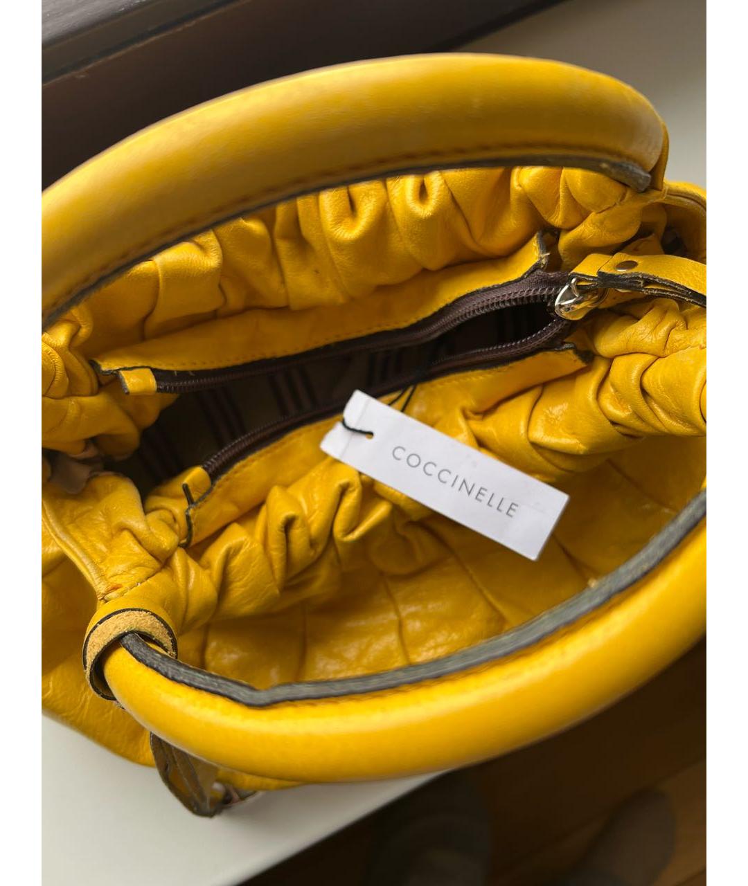 COCCINELLE Желтая кожаная сумка с короткими ручками, фото 2