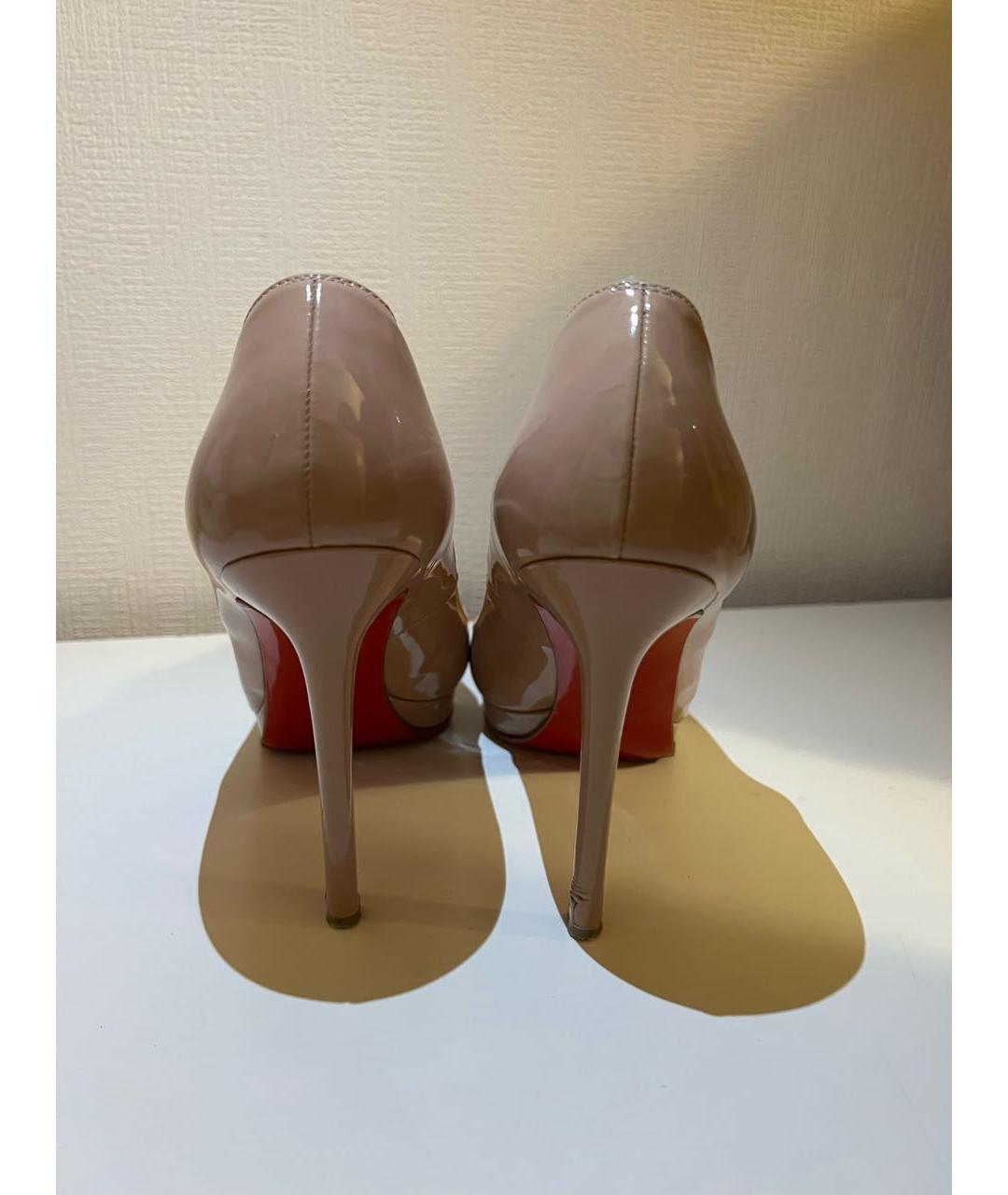 CHRISTIAN LOUBOUTIN Бежевые туфли из лакированной кожи, фото 3