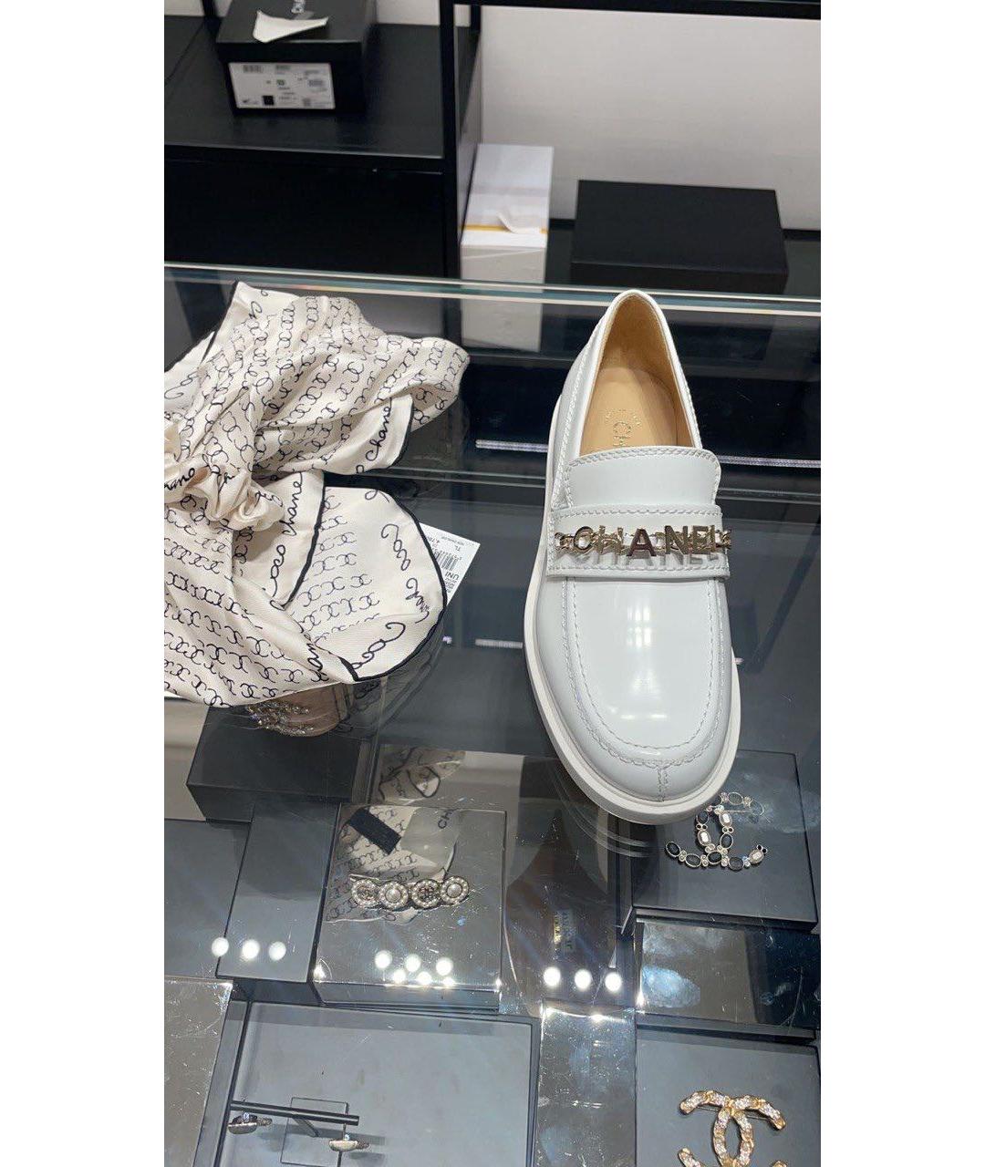 CHANEL PRE-OWNED Белые лоферы из лакированной кожи, фото 6