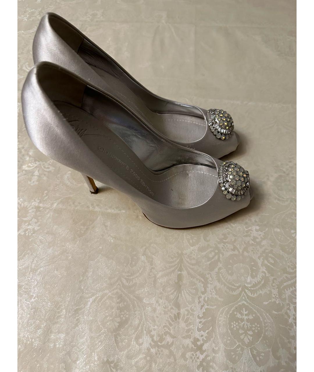 GIUSEPPE DI MORABITO Серебряные текстильные свадебные туфли на высоком каблуке, фото 4