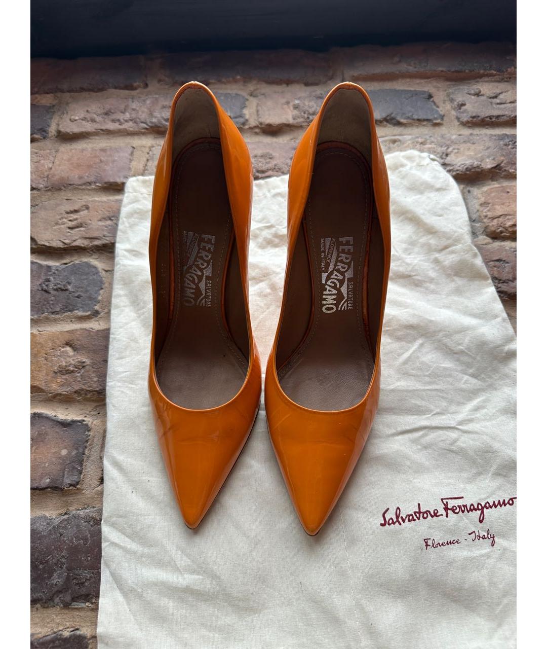 SALVATORE FERRAGAMO Оранжевое туфли из лакированной кожи, фото 2