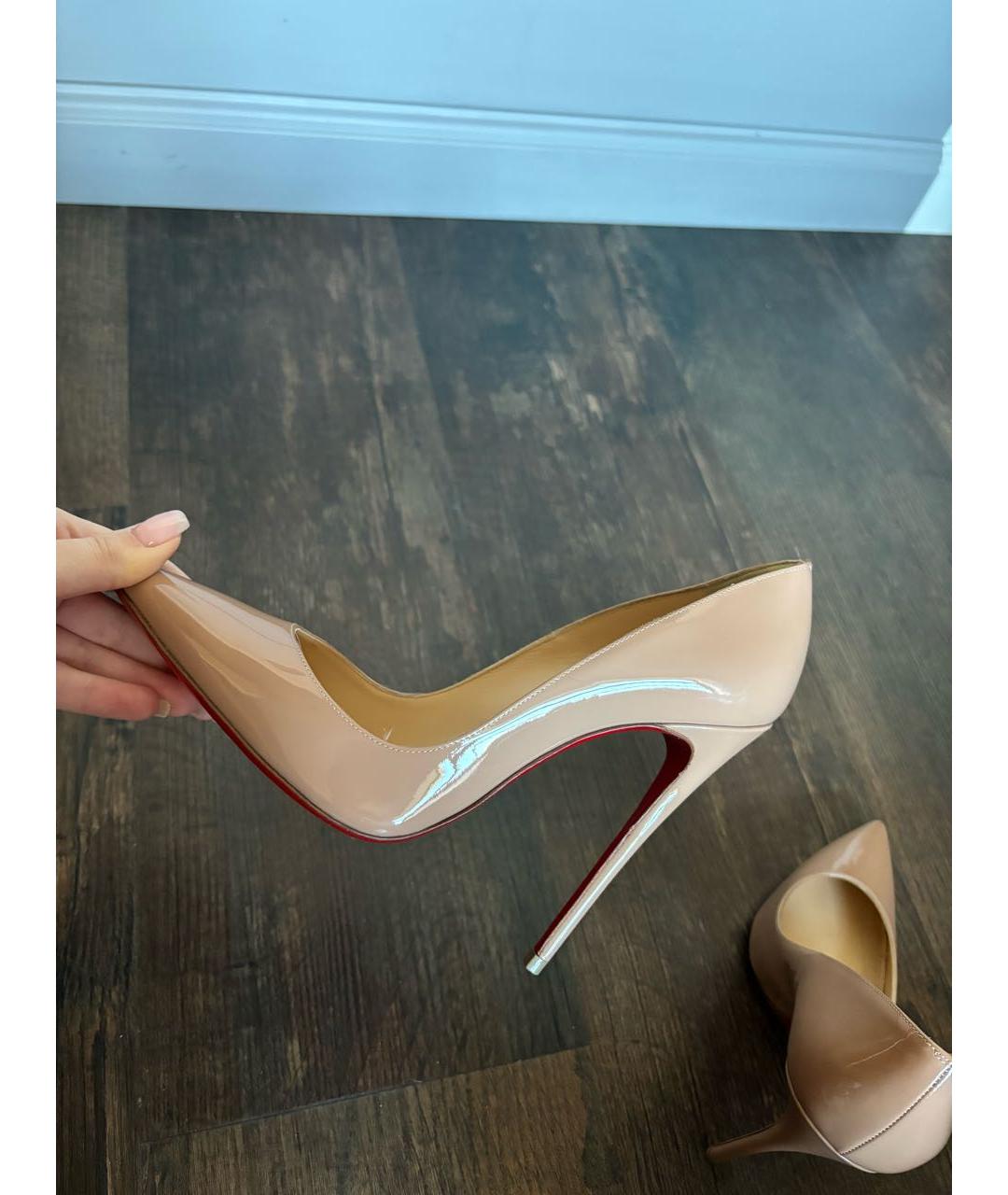 CHRISTIAN LOUBOUTIN Бежевые туфли из лакированной кожи, фото 5