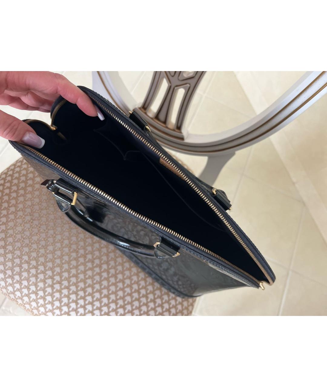 LOUIS VUITTON Темно-синяя сумка с короткими ручками из лакированной кожи, фото 4