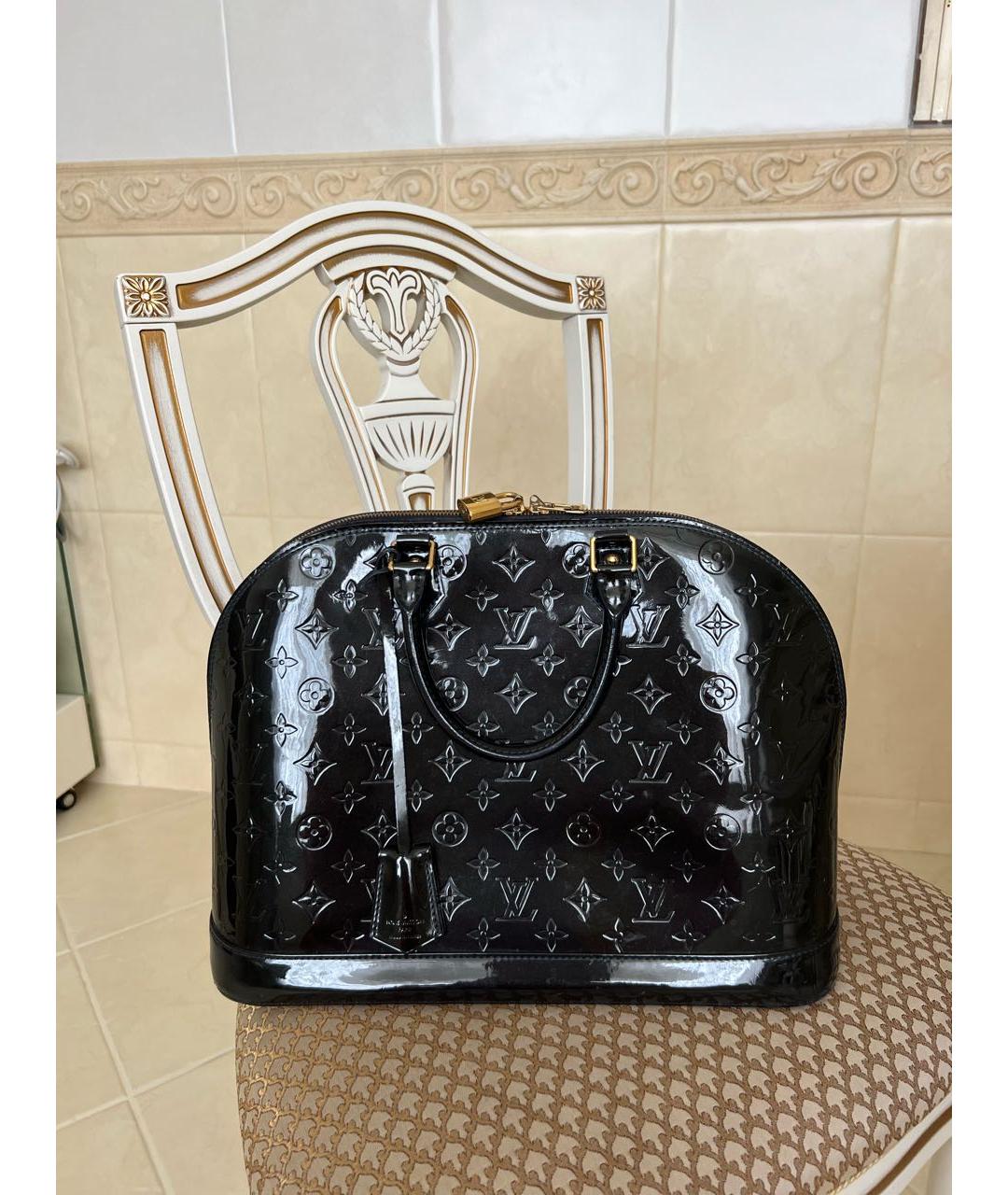 LOUIS VUITTON Темно-синяя сумка с короткими ручками из лакированной кожи, фото 5