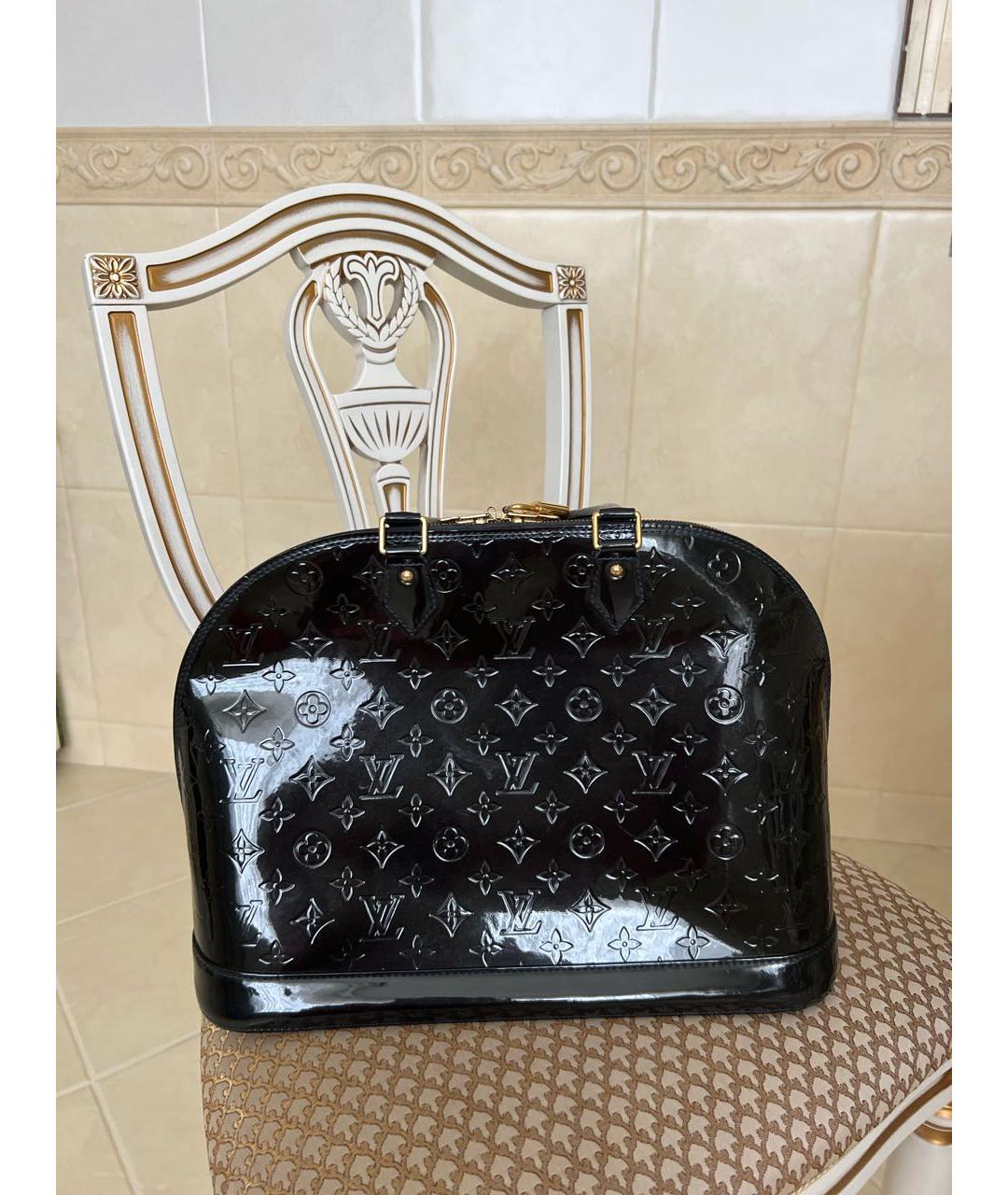 LOUIS VUITTON Темно-синяя сумка с короткими ручками из лакированной кожи, фото 3