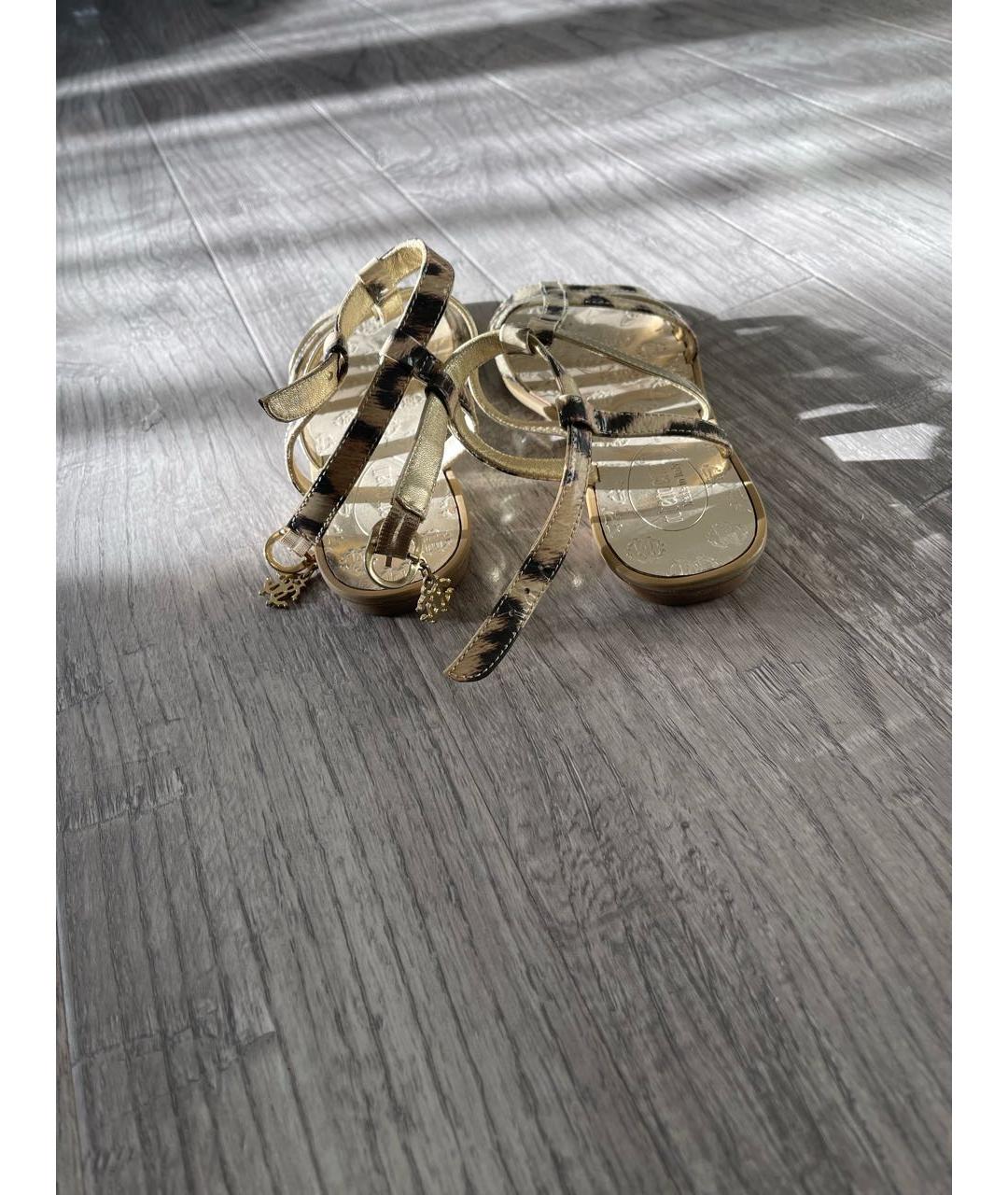 ROBERTO CAVALLI Золотые кожаные сандалии и шлепанцы, фото 4