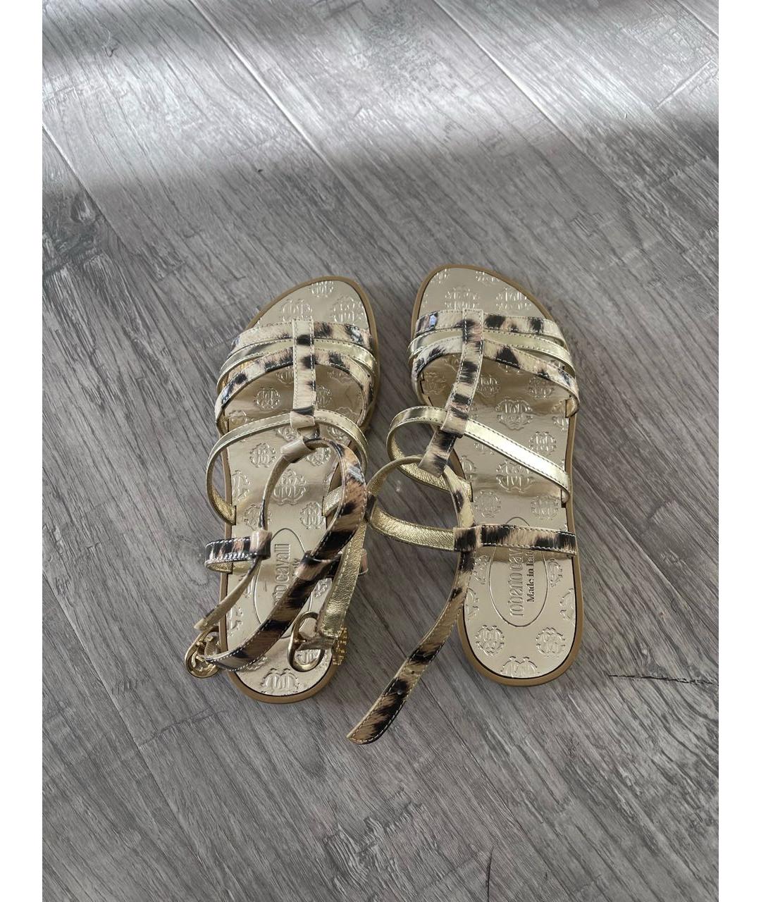 ROBERTO CAVALLI Золотые кожаные сандалии и шлепанцы, фото 3