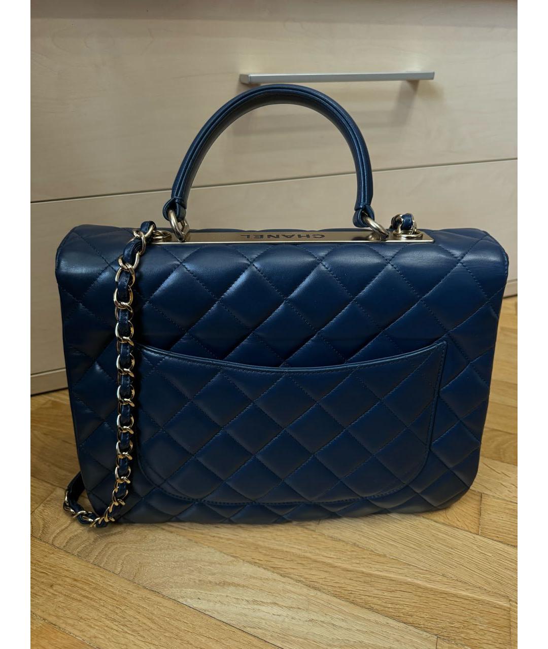 CHANEL PRE-OWNED Темно-синяя кожаная сумка с короткими ручками, фото 2