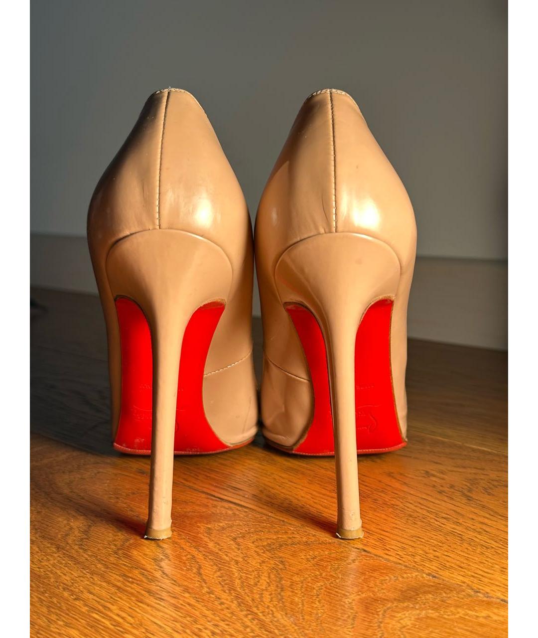 CHRISTIAN LOUBOUTIN Бежевые туфли из лакированной кожи, фото 4