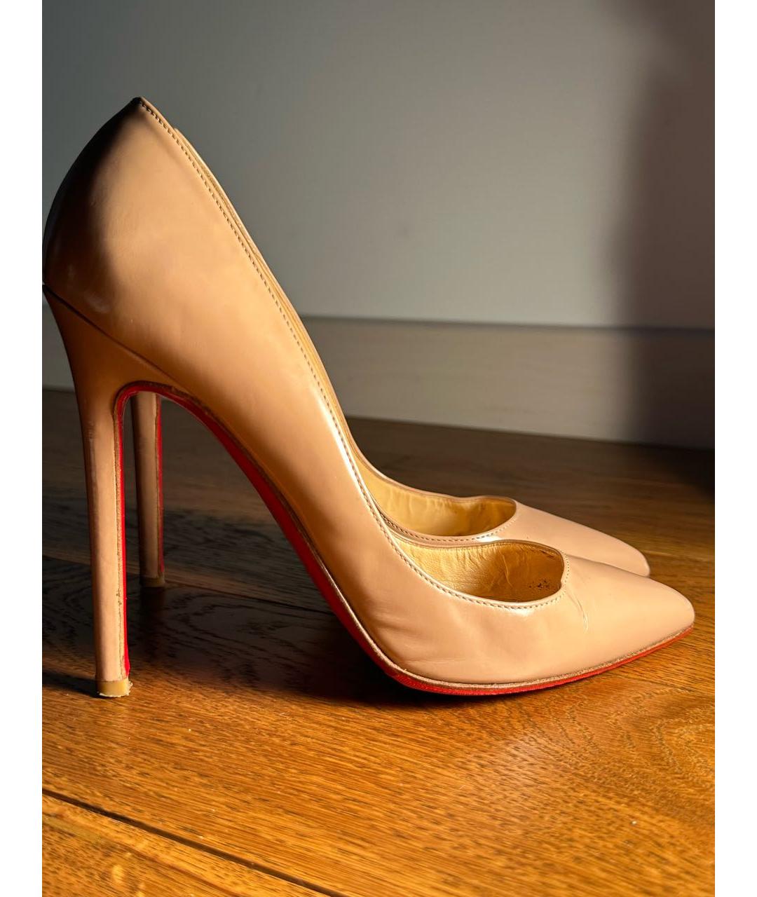 CHRISTIAN LOUBOUTIN Бежевые туфли из лакированной кожи, фото 7