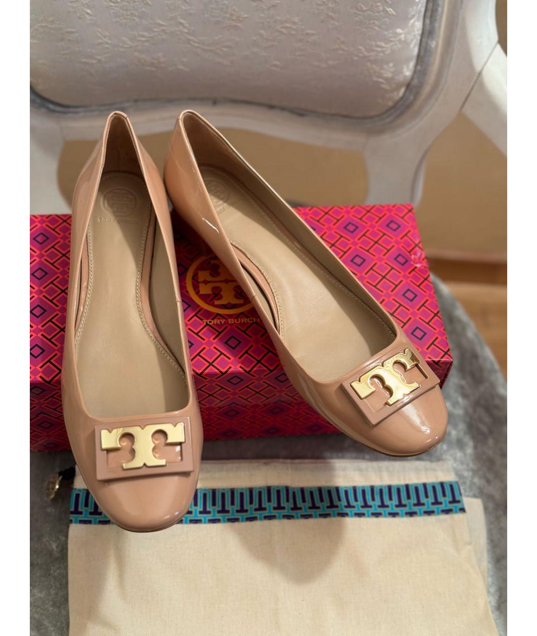 TORY BURCH Бежевые туфли из лакированной кожи, фото 2