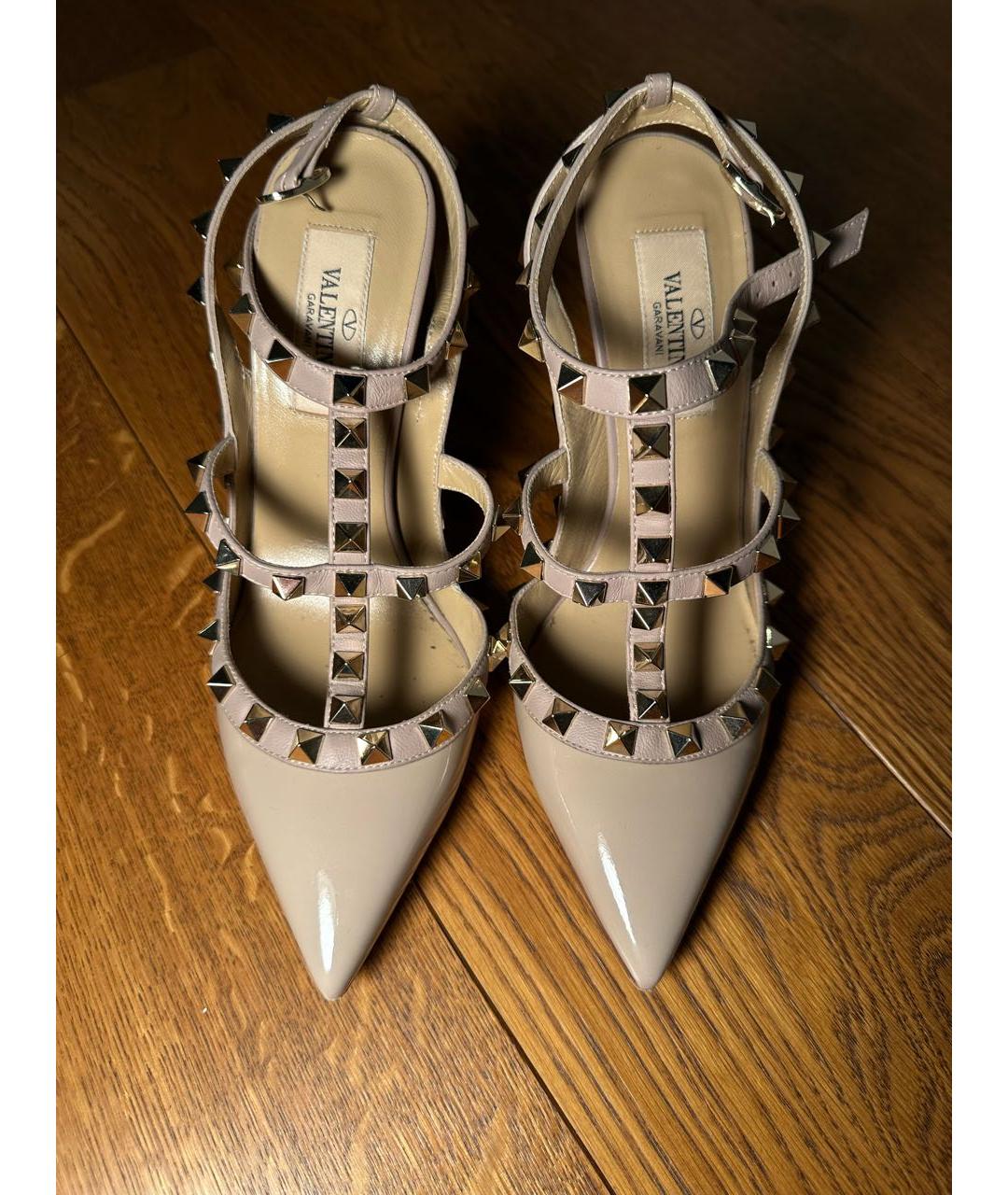 VALENTINO Бежевые босоножки из лакированной кожи, фото 2