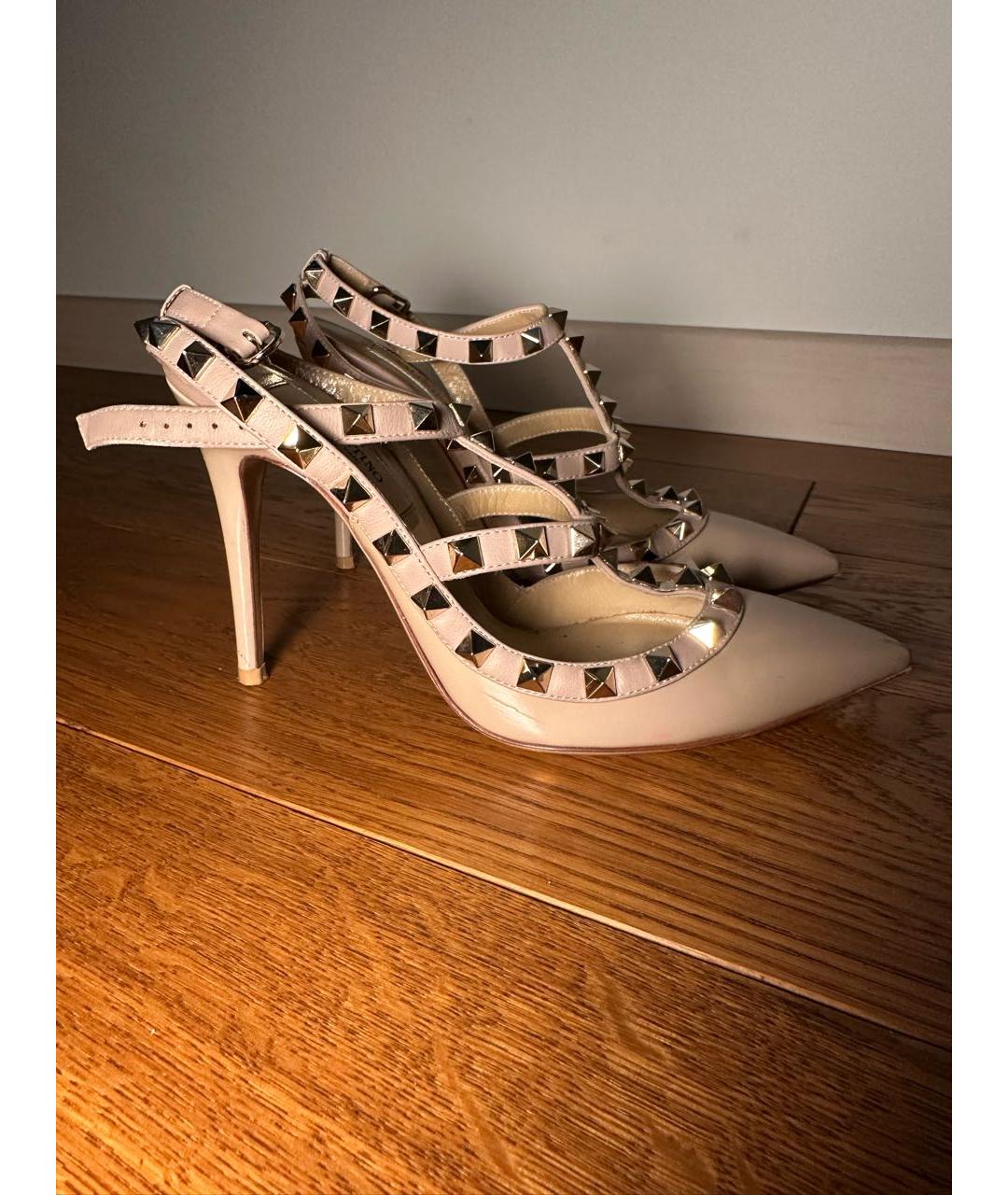VALENTINO Бежевые босоножки из лакированной кожи, фото 6
