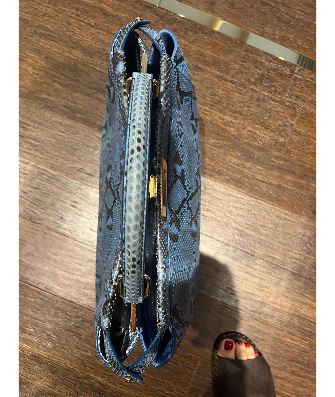 FENDI Голубая сумка с короткими ручками из экзотической кожи, фото 5