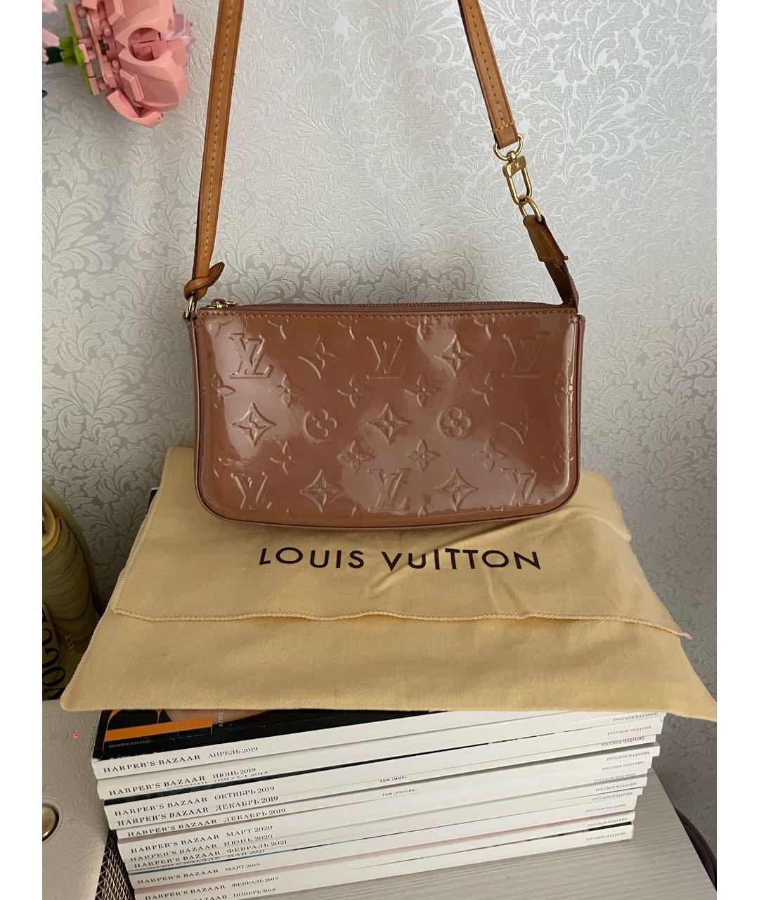 LOUIS VUITTON Бежевая сумка через плечо из лакированной кожи, фото 2