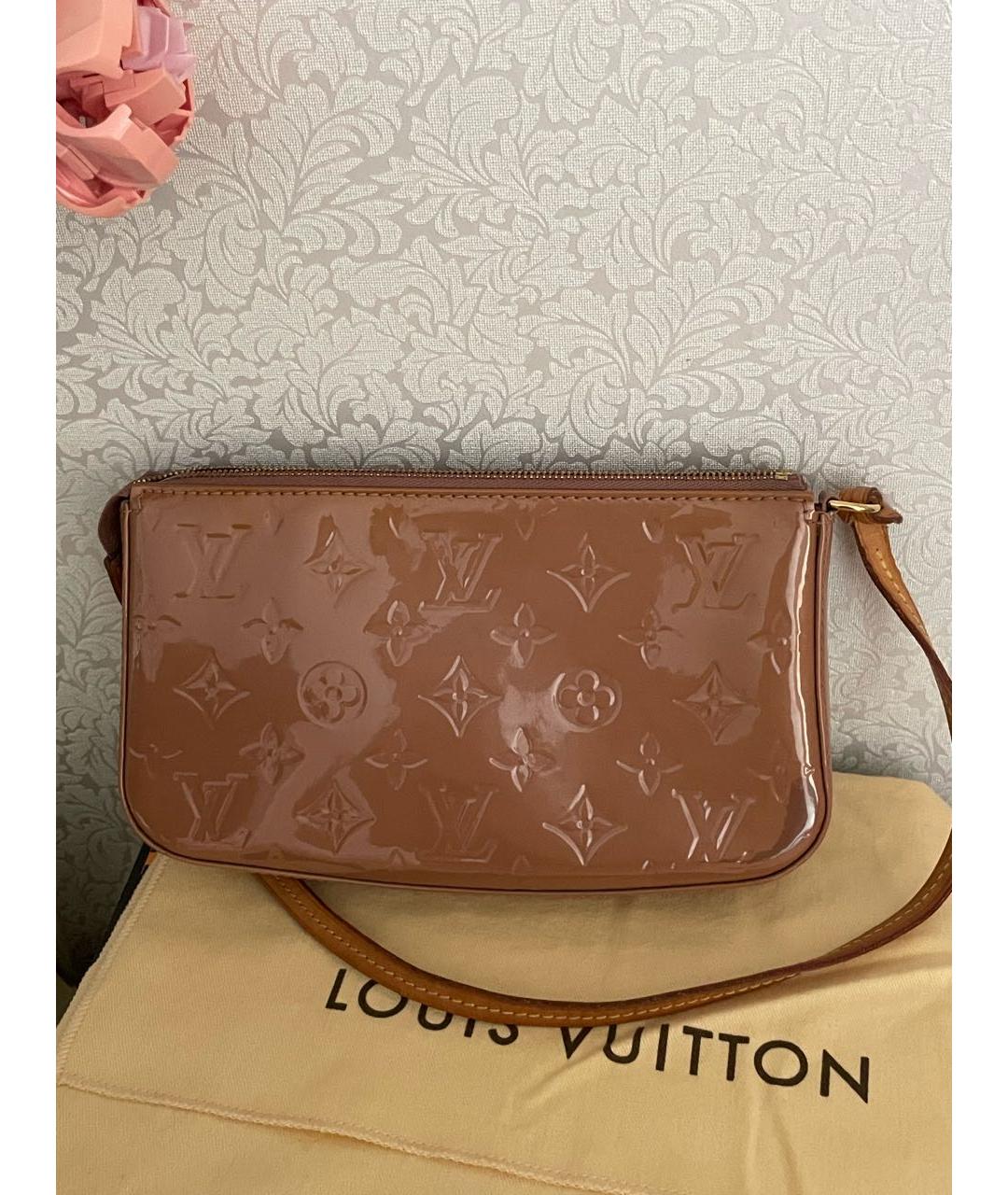 LOUIS VUITTON Бежевая сумка через плечо из лакированной кожи, фото 3