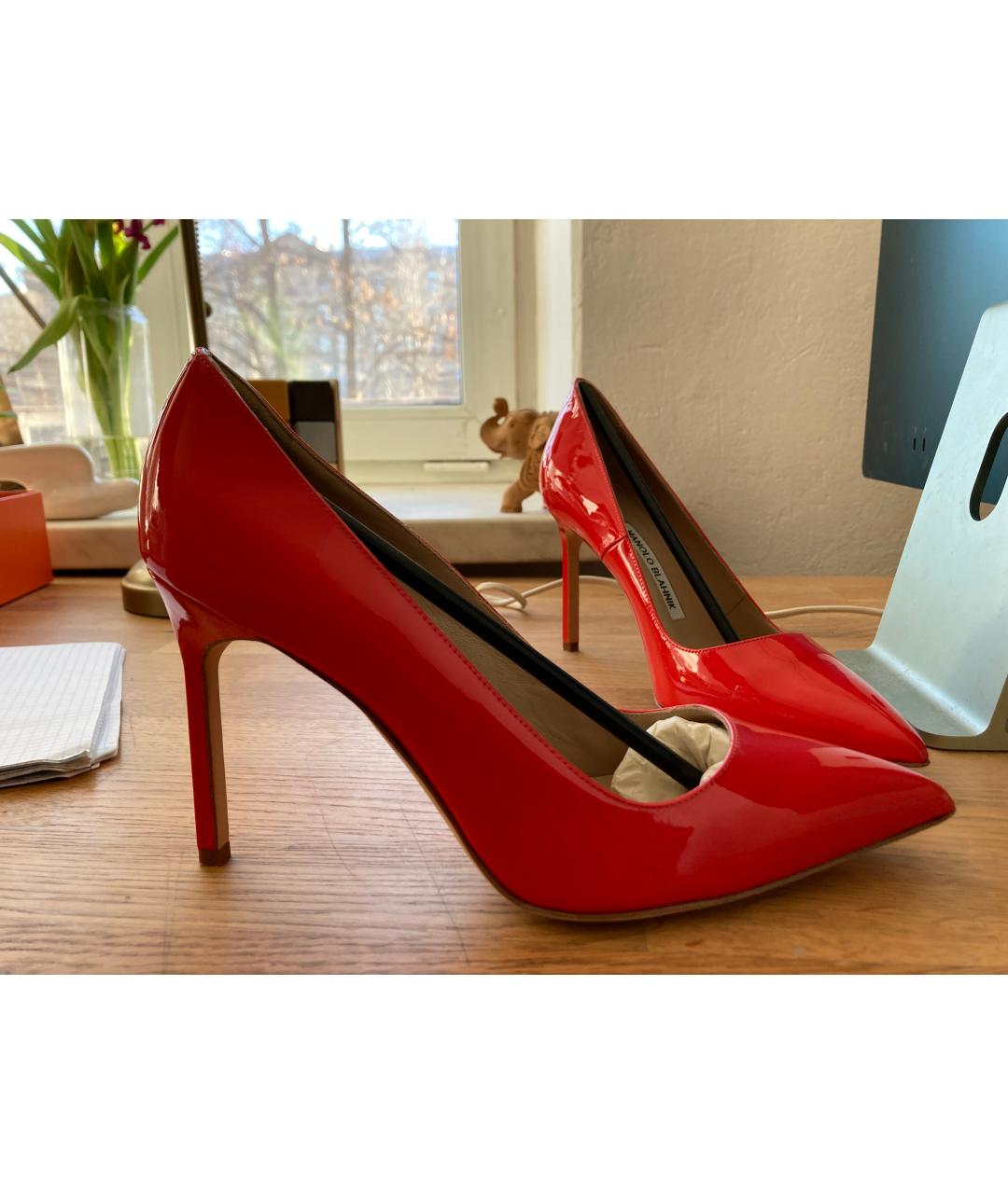 MANOLO BLAHNIK Красные туфли из лакированной кожи для женщин