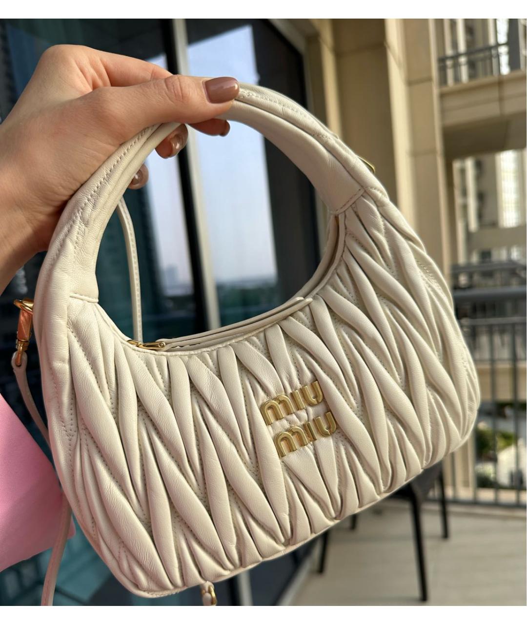 MIU MIU Бежевая кожаная сумка через плечо, фото 4