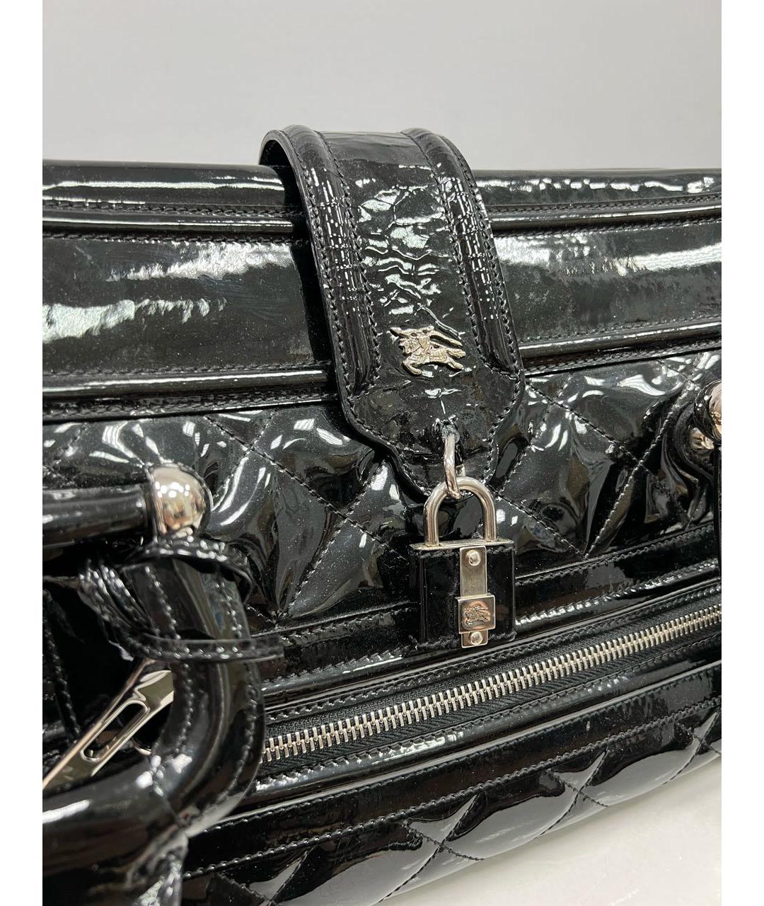BURBERRY Черная сумка с короткими ручками из лакированной кожи, фото 5
