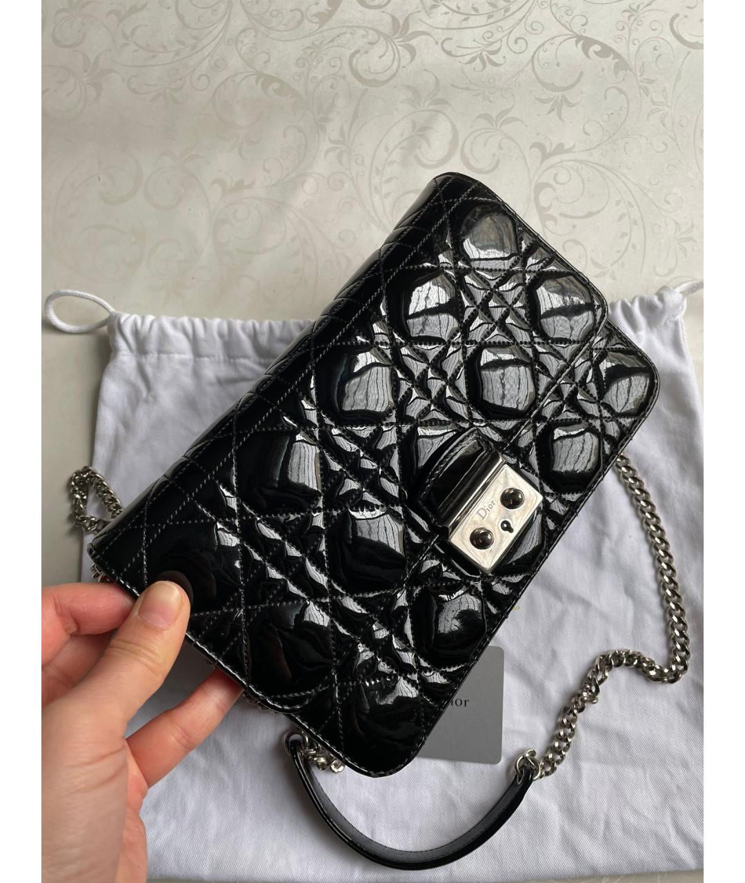 CHRISTIAN DIOR Черная сумка через плечо из лакированной кожи, фото 2