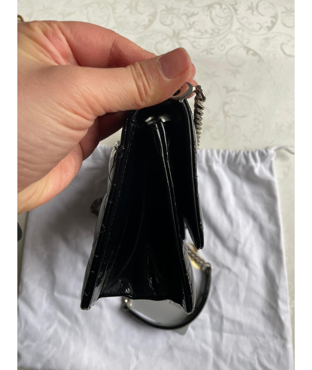 CHRISTIAN DIOR Черная сумка через плечо из лакированной кожи, фото 4