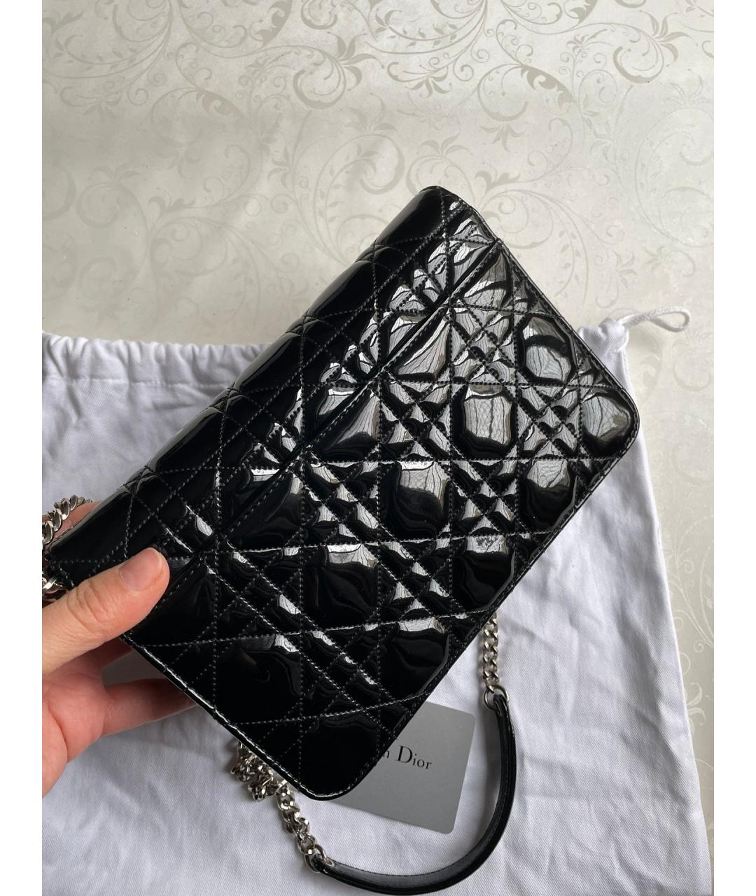 CHRISTIAN DIOR Черная сумка через плечо из лакированной кожи, фото 3