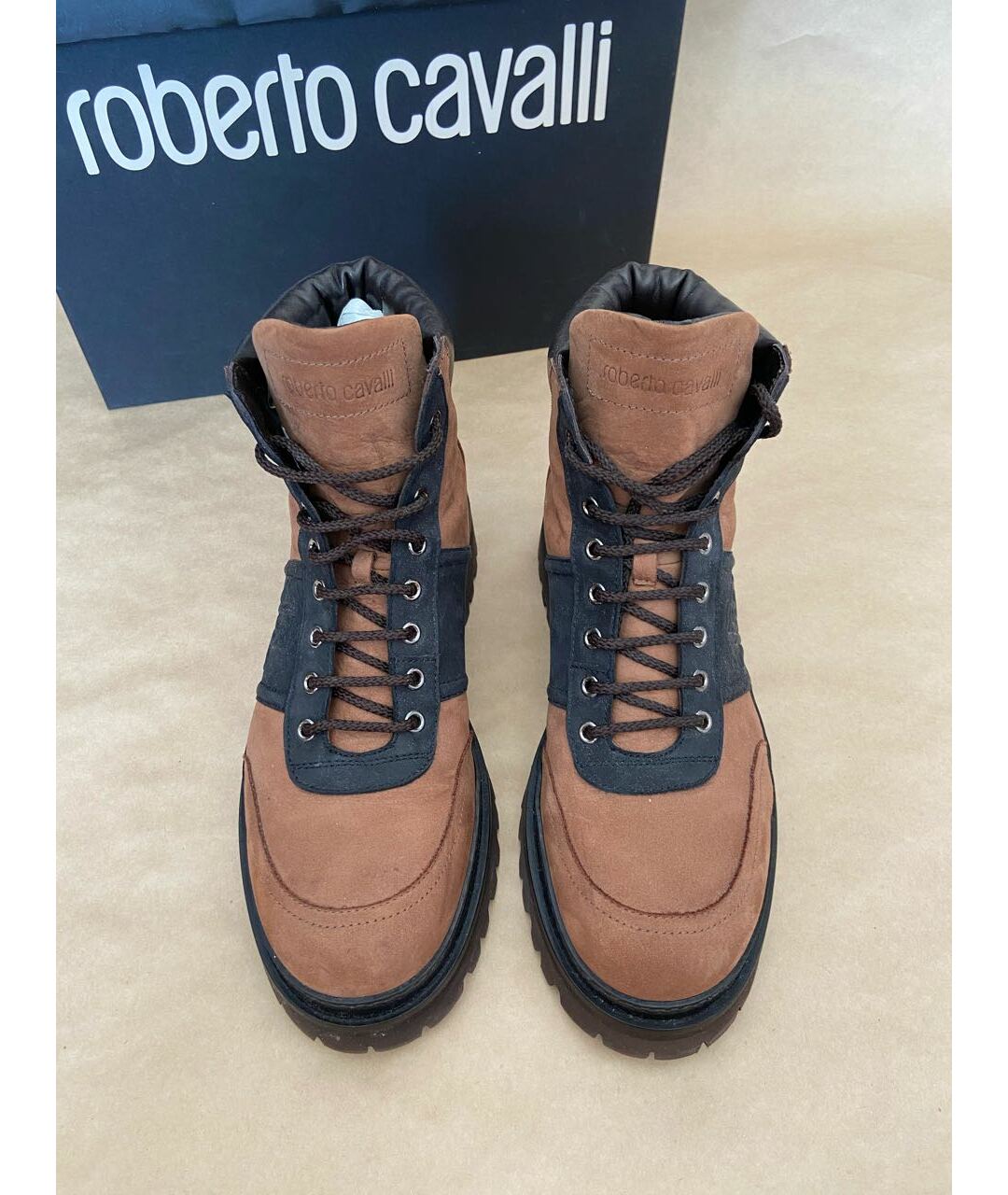 ROBERTO CAVALLI Коричневые нубуковые высокие ботинки, фото 3