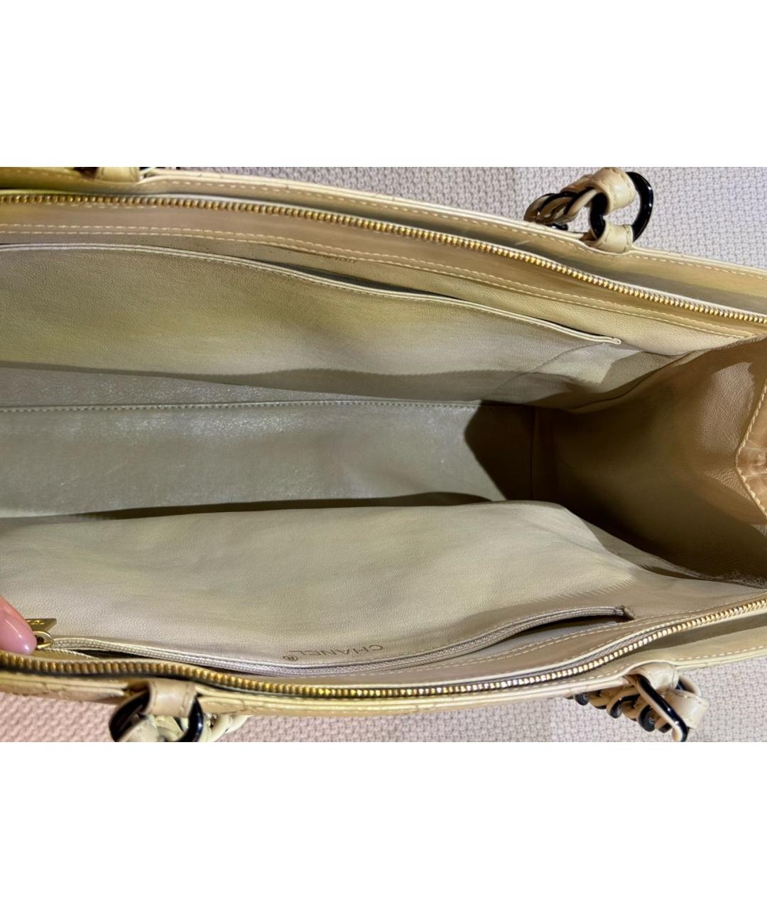 CHANEL PRE-OWNED Бежевая кожаная сумка с короткими ручками, фото 8