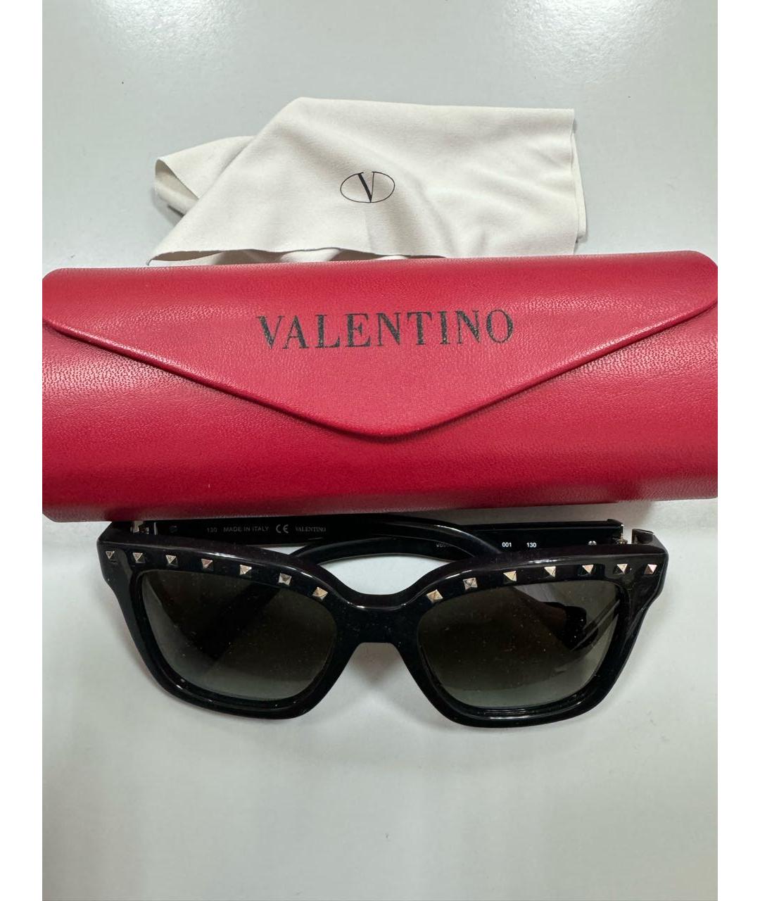 VALENTINO Черные пластиковые солнцезащитные очки, фото 2