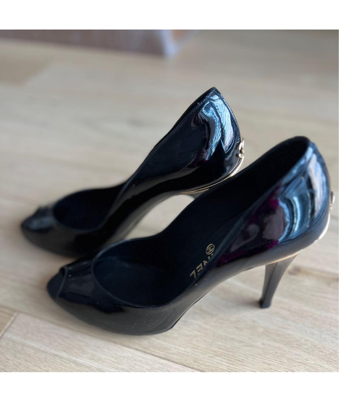 CHANEL PRE-OWNED Черные туфли из лакированной кожи, фото 2