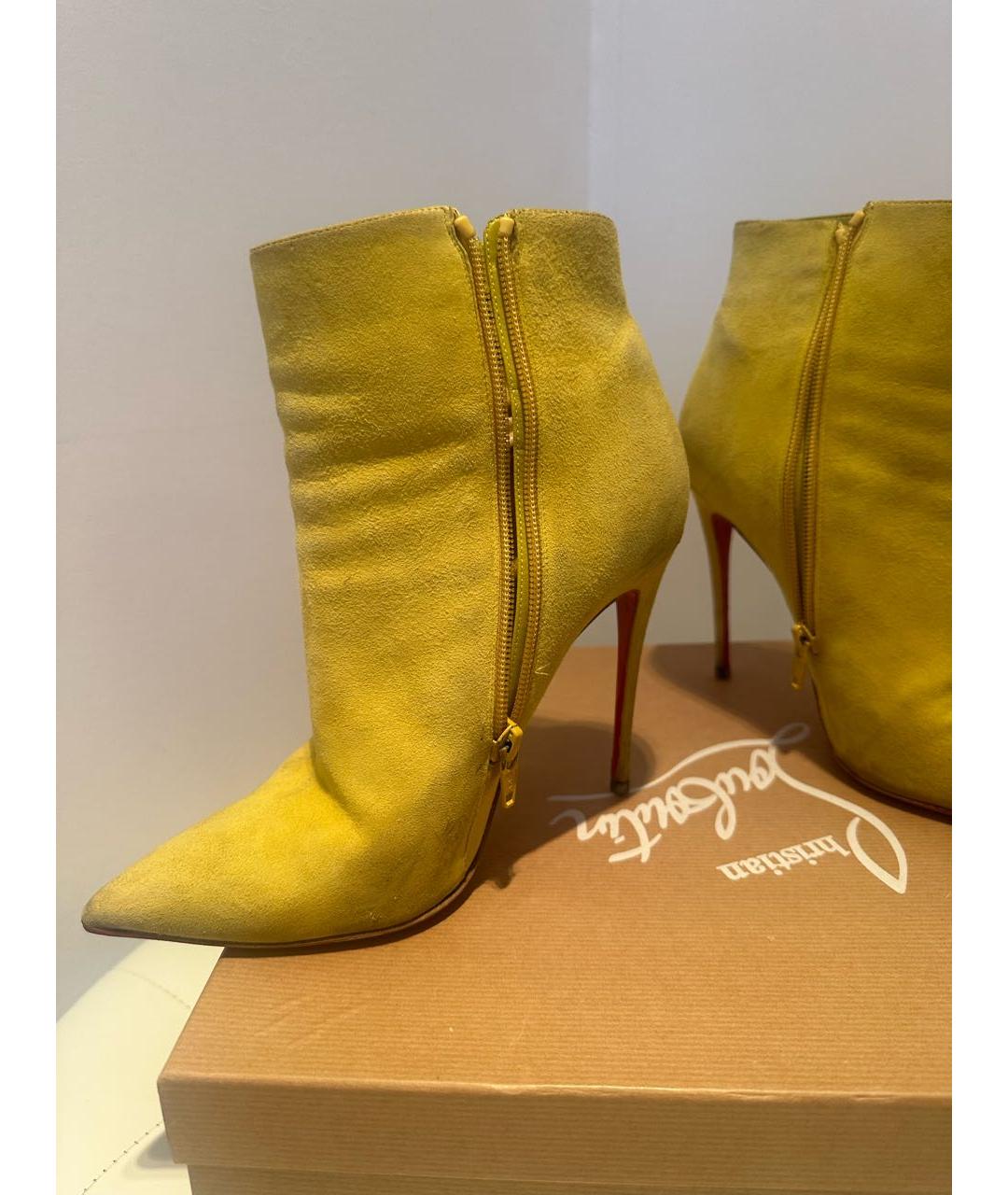 CHRISTIAN LOUBOUTIN Желтые замшевые ботильоны, фото 4
