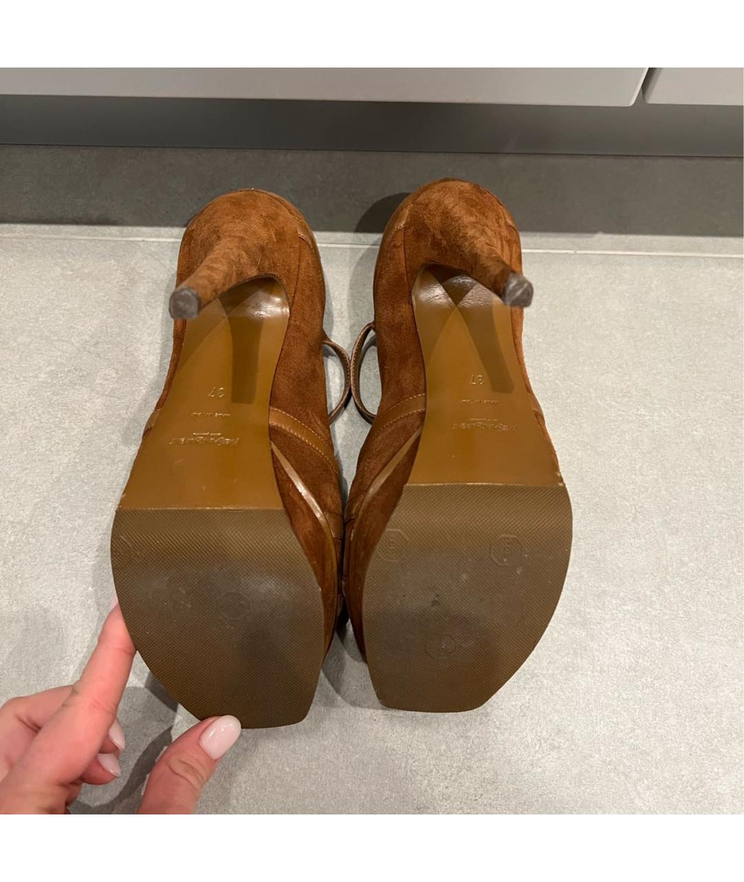 SAINT LAURENT Коричневые замшевые босоножки, фото 3