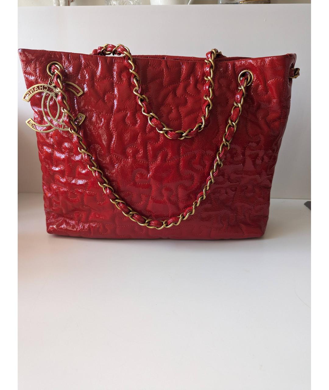 CHANEL PRE-OWNED Красная сумка тоут из лакированной кожи, фото 10